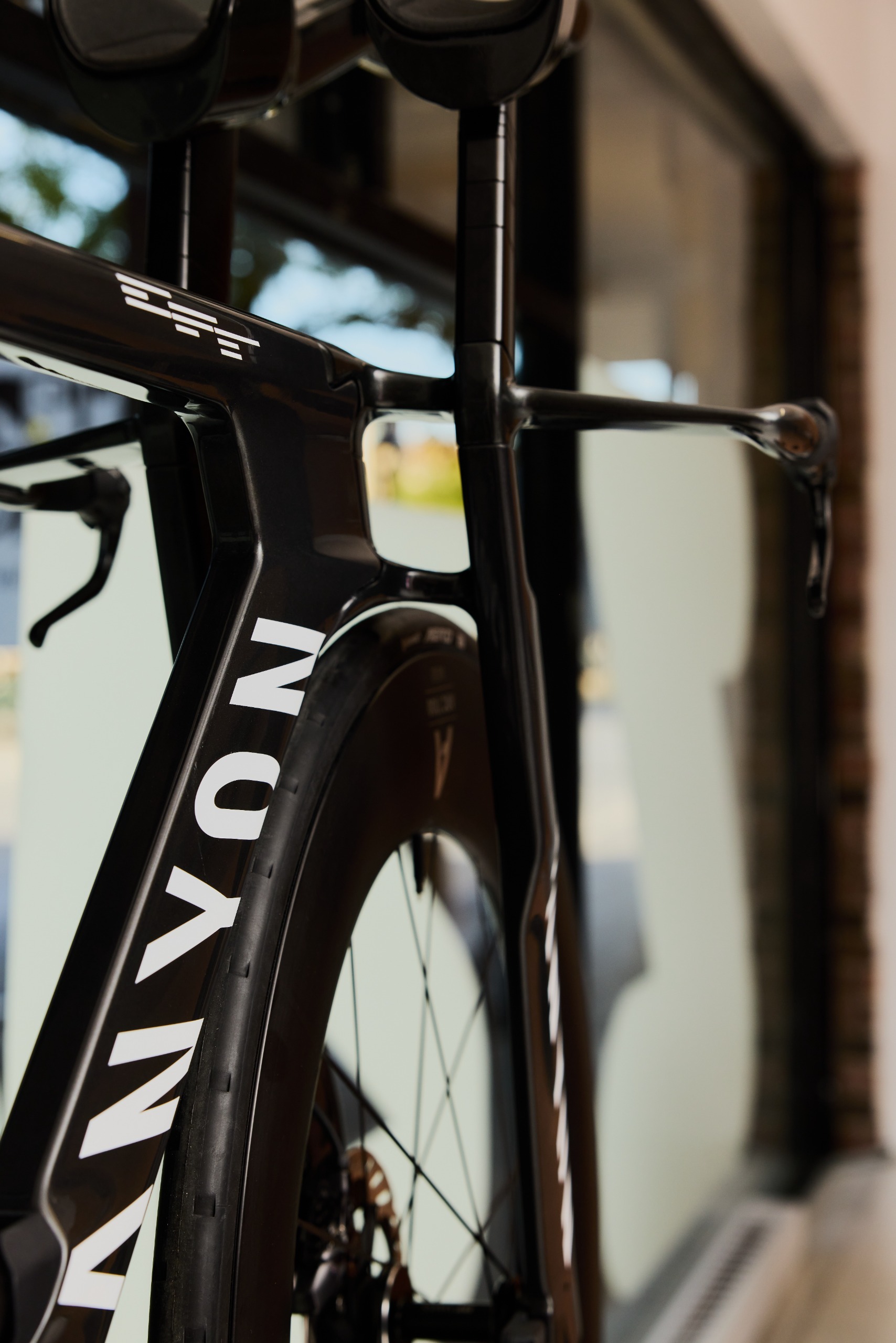 Las patas de la horquilla trasera de una bicicleta Speedmax CFR tt