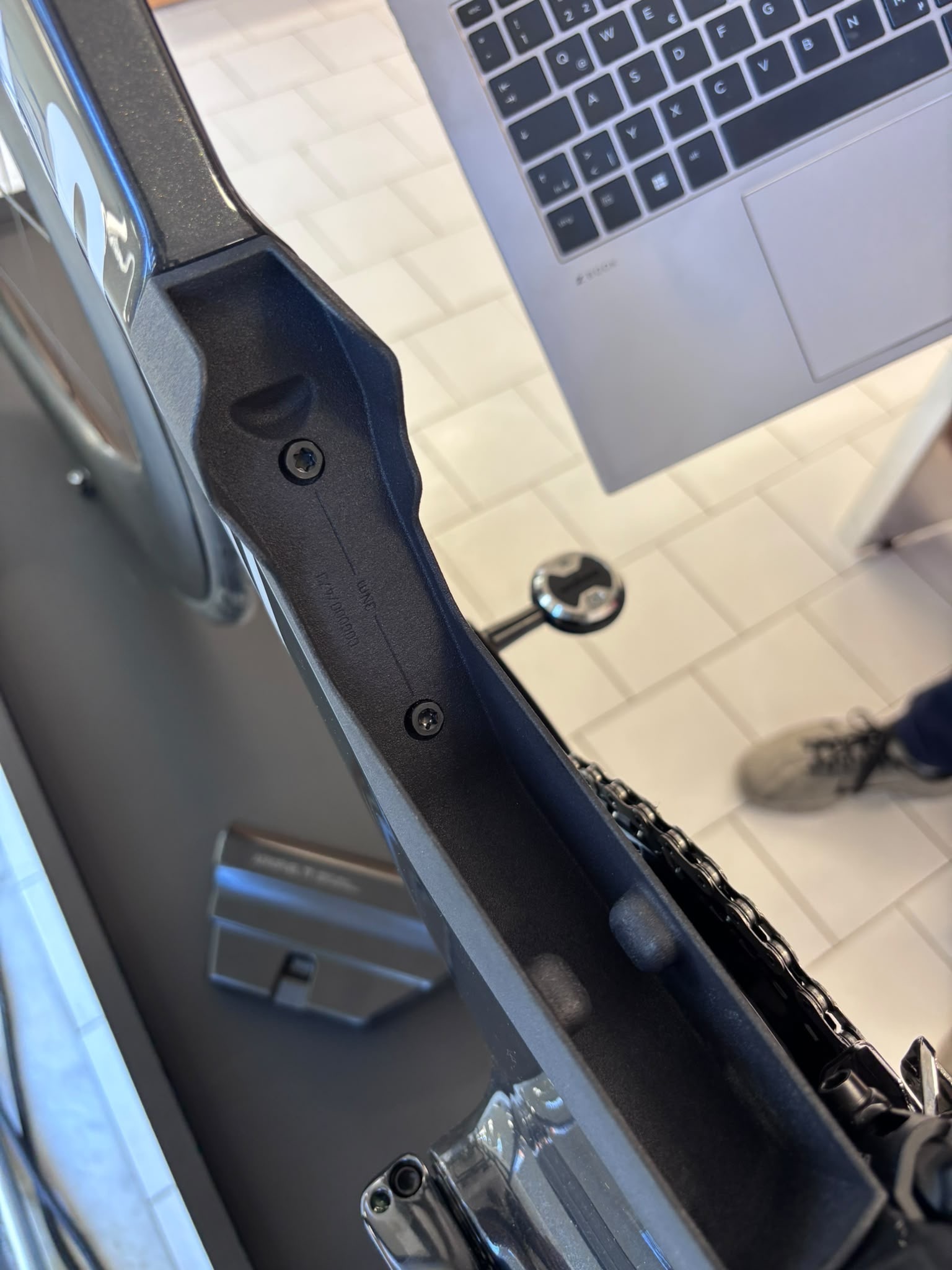 Un soporte para portabidón aerodinámico Canyon Speedmax