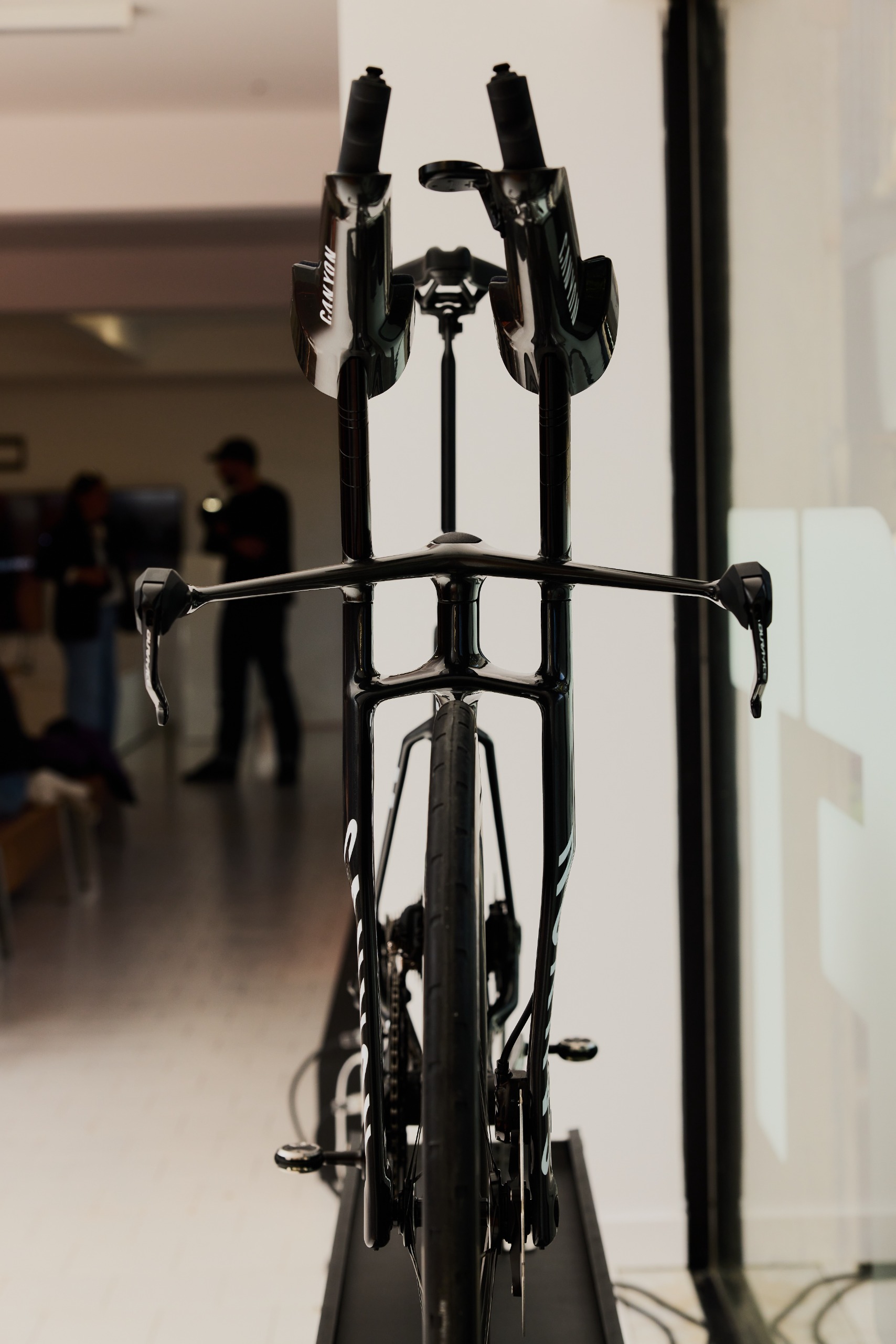 La parte delantera de la nueva bicicleta de contrarreloj Canyon Speedmax