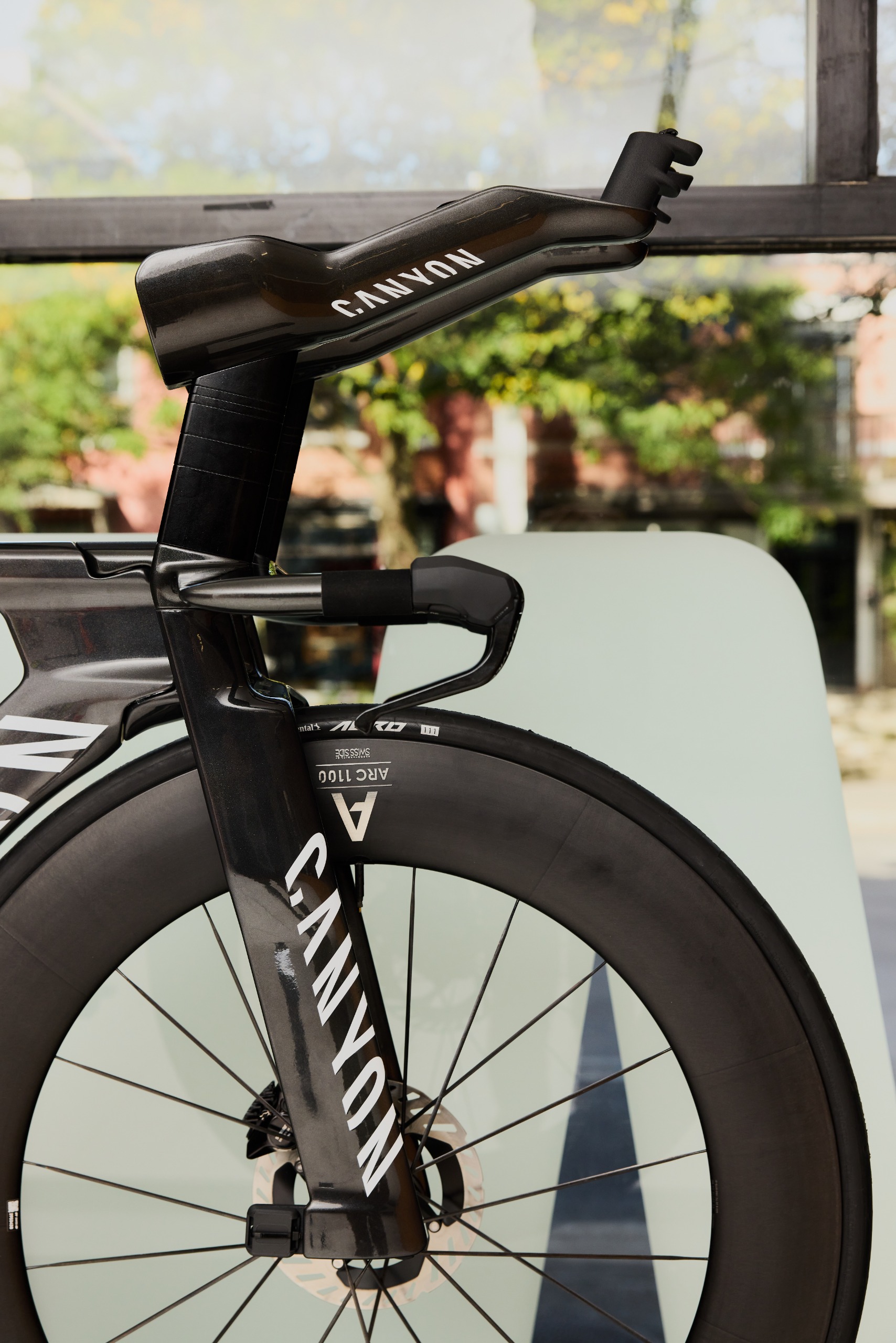 Parte delantera de una bicicleta de contrarreloj Canyon Speedmax