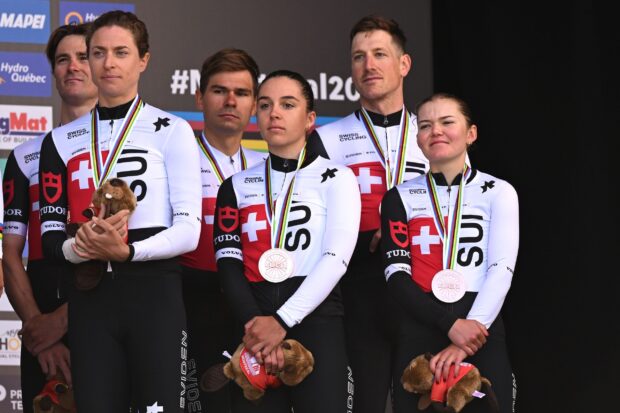 "Nunca me sentí tan infeliz en un podio" - Suiza se conforma con el bronce en relevos mixtos CTT perdiendo a Stefan Küng por una mecánica temprana