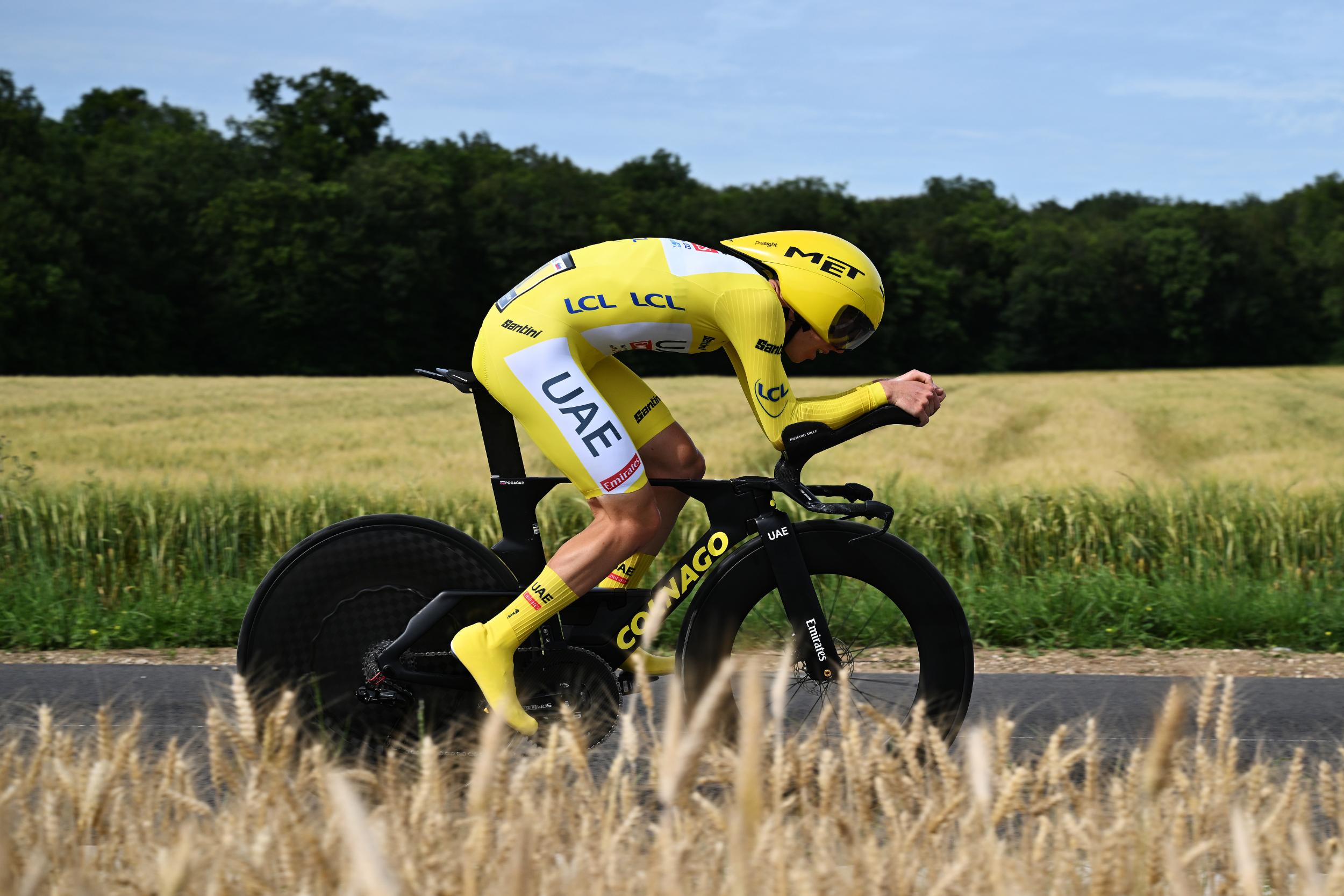 Tadej Pogačar, con el maillot amarillo, realiza una contrarreloj durante el Tour de Francia 2024