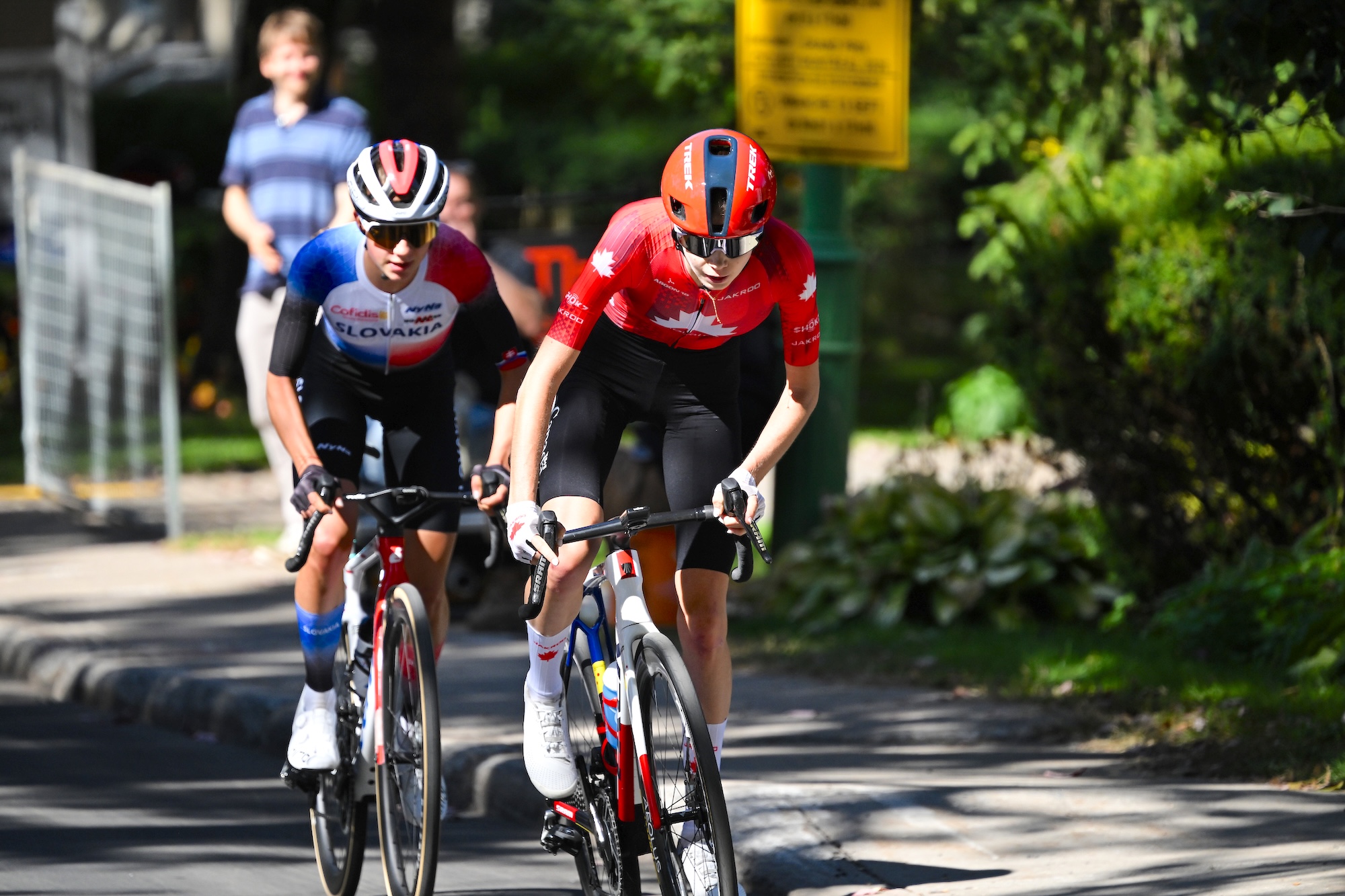 En la última vuelta de la carrera en ruta femenina sub-23, Isabella Holmgren (Canadá) intentó derribar a Viktória Chladoňová. (Eslovaquia) antes del sprint final
