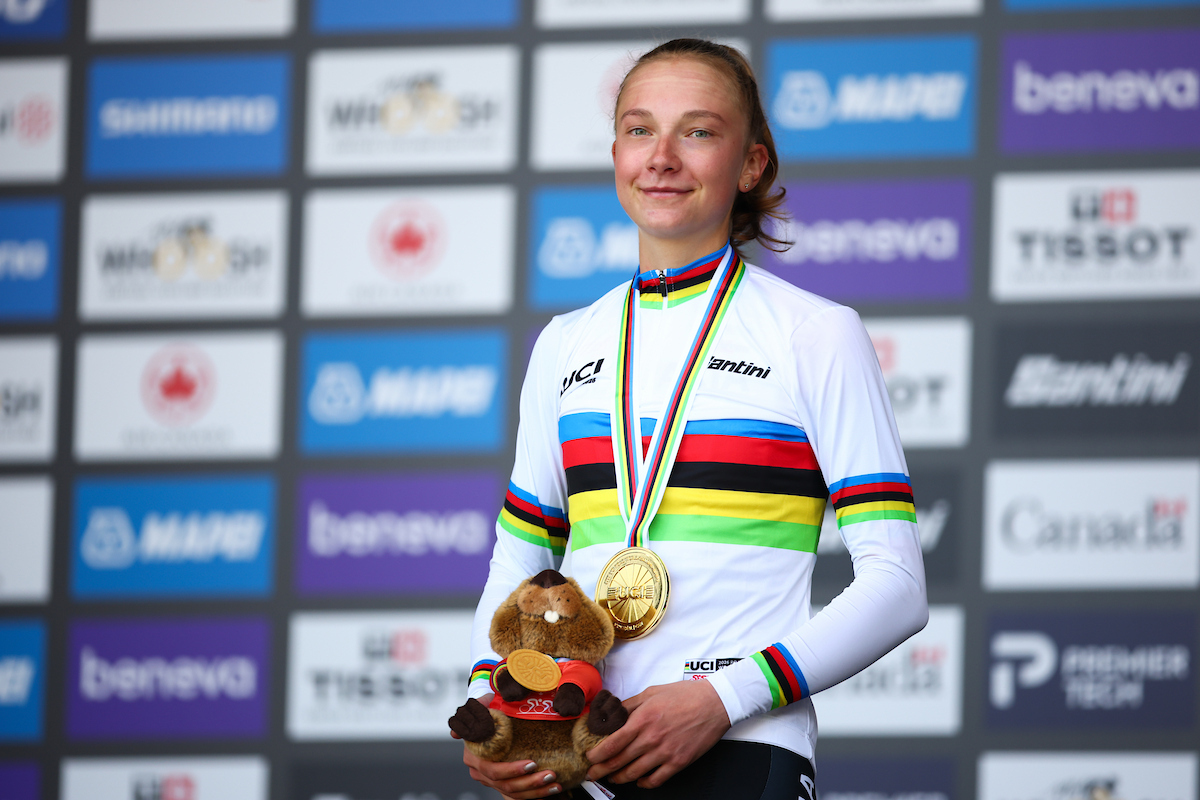 Viktória Chladoňová (Eslovaquia) luce el maillot arcoíris en el podio del Campeonato Mundial de Ruta UCI