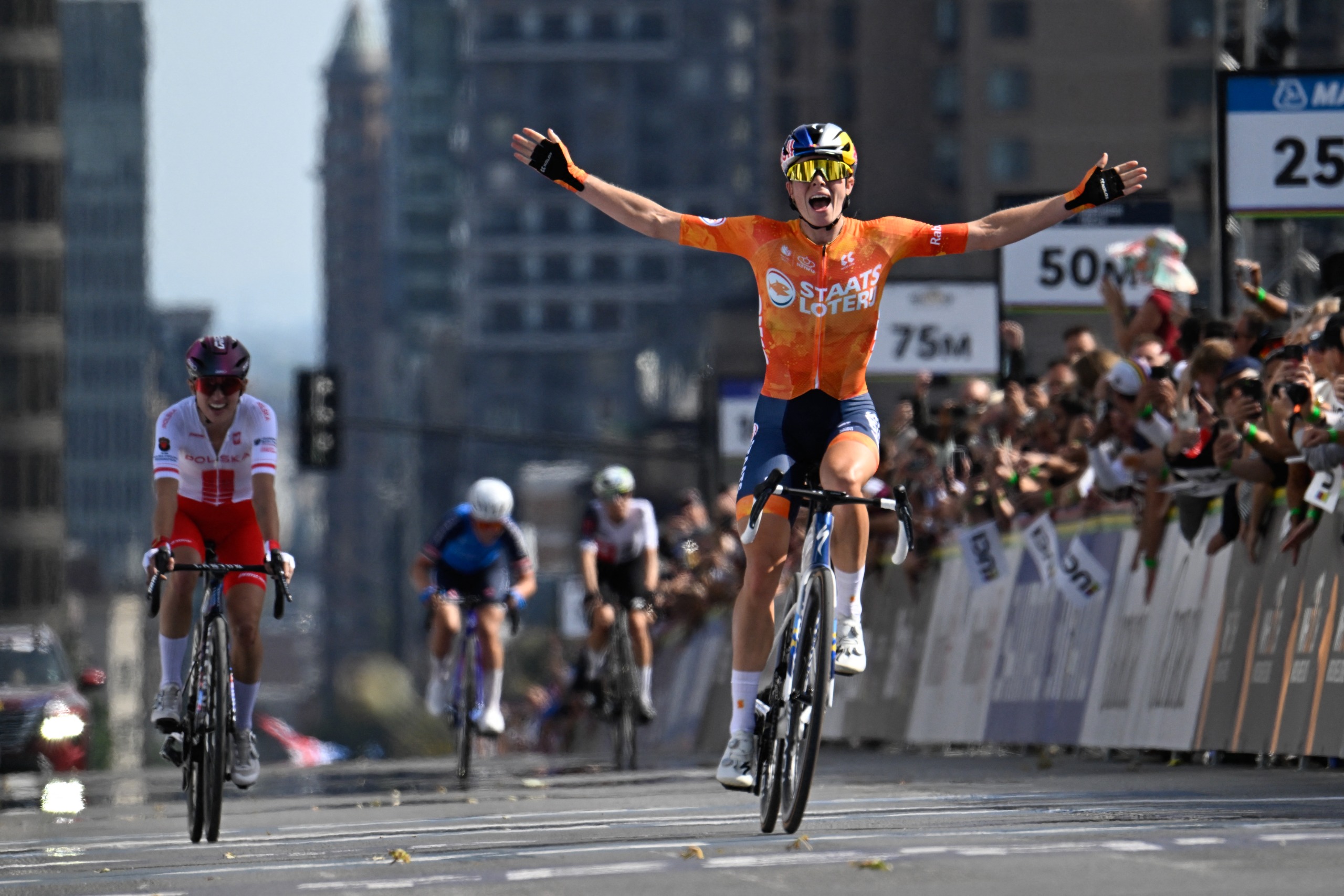 La holandesa Demi Vollering (R) celebra en la línea de meta después de ganar la carrera de élite femenina en ruta durante el Campeonato Mundial de Ruta Union Cycliste Internationale (UCI) 2026 en Montreal, Quebec, el 26 de septiembre de 2026. (Foto de Andrej Ivanov / AFP a través de Getty Images)
