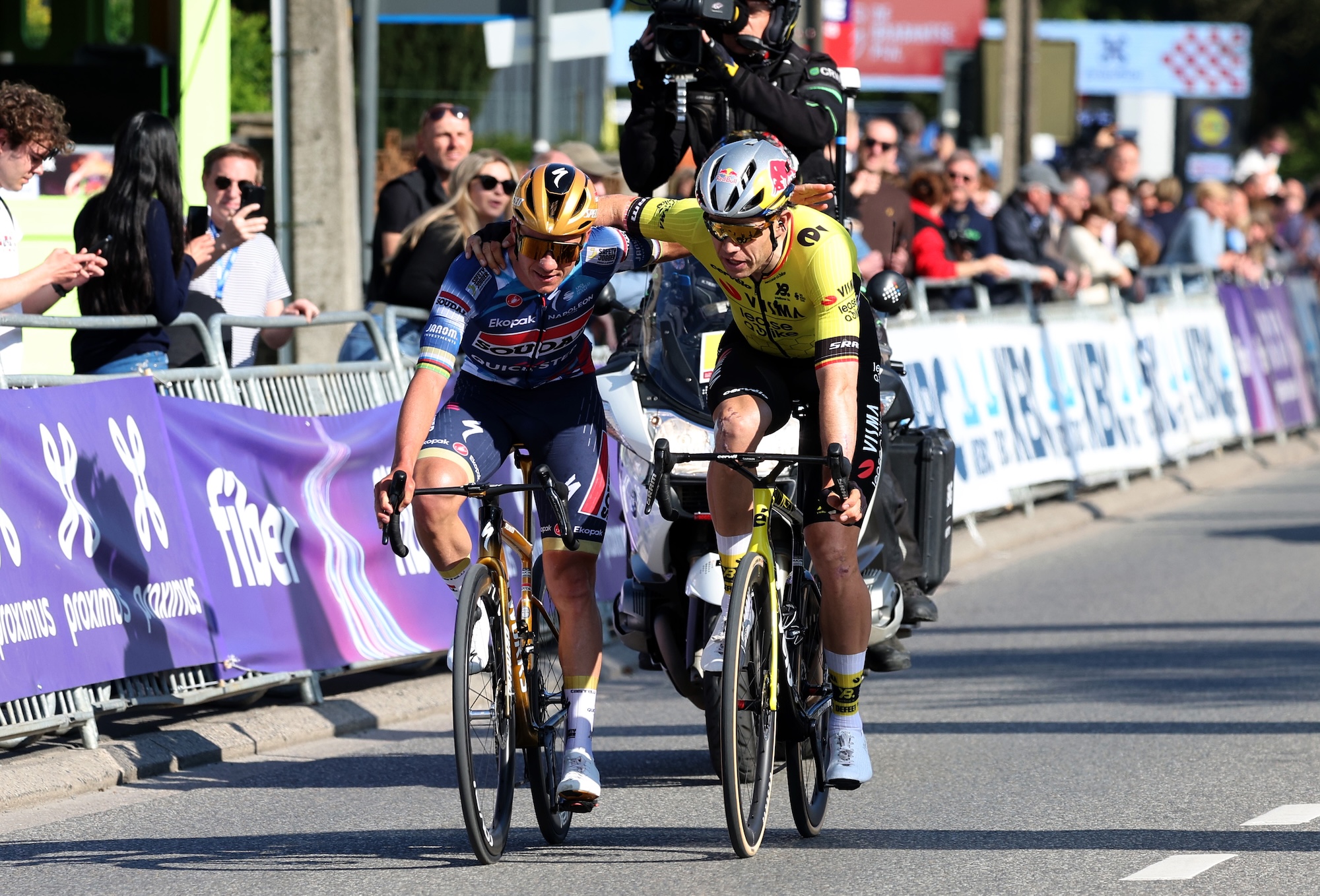 El ganador de la carrera, Remco Evenepoel, y Wout Van Aert, segundo, reaccionan tras la 65ª De Brabantse Pijl 2026
