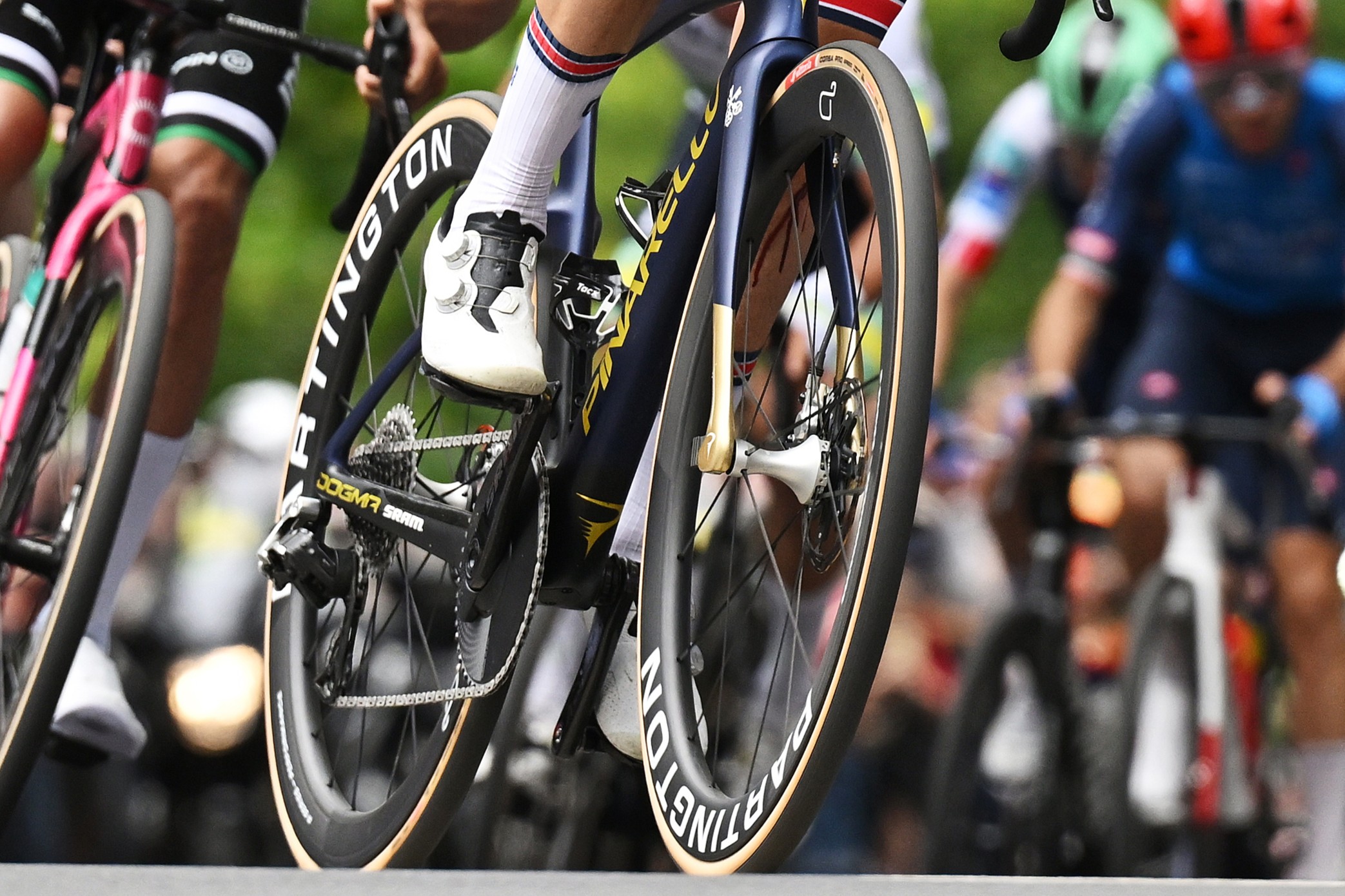 Tom Pidcock y el equipo de Gran Bretaña compiten en el grupo de persecución durante el 99º Campeonato Mundial de Ruta UCI Montreal 2026