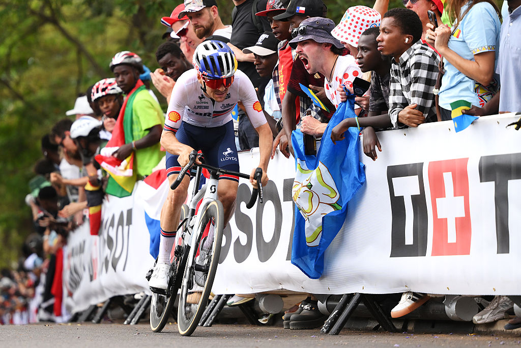 Campeonato Mundial de Ruta 2025: Tom Pidcock durante la carrera de élite masculina en ruta