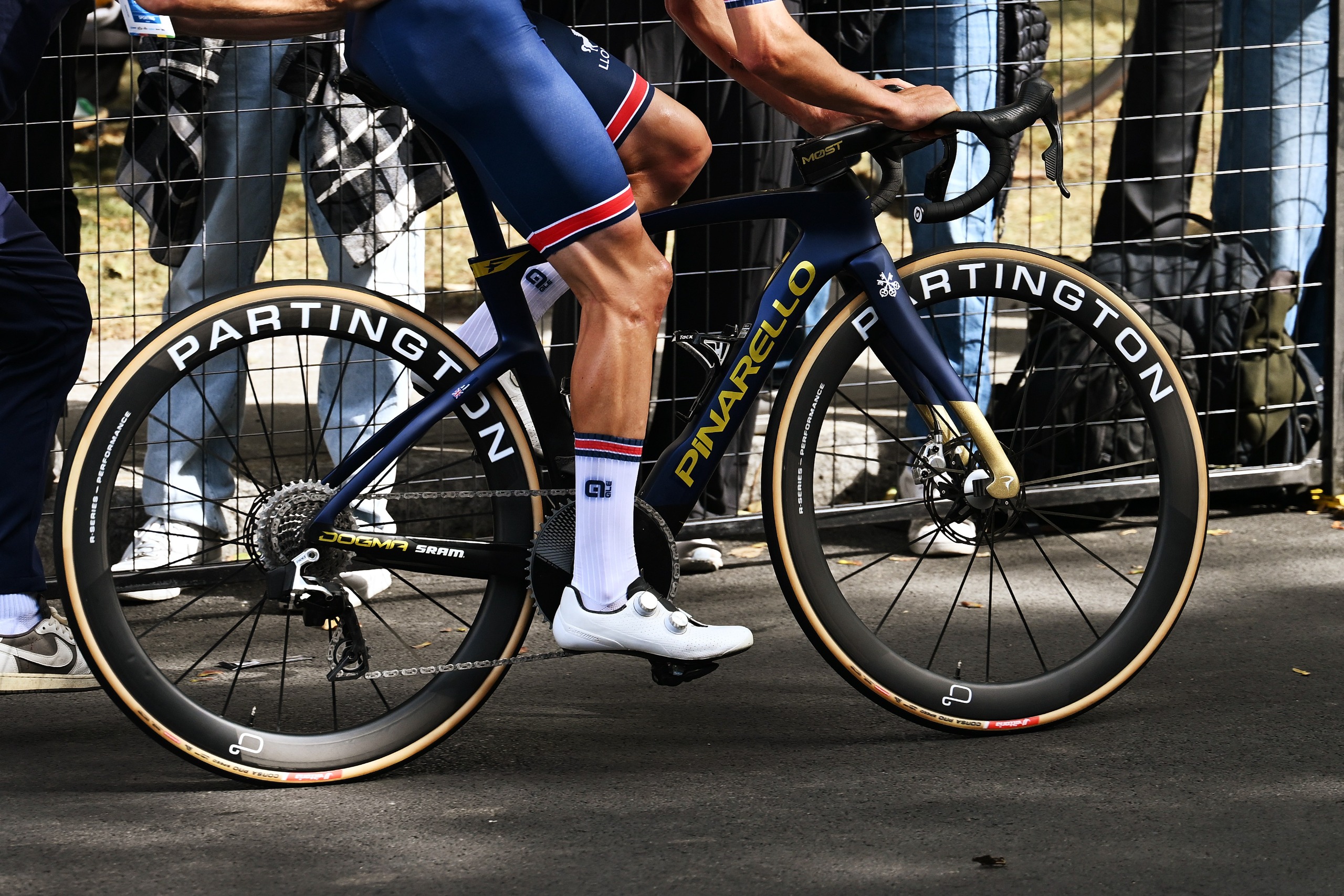 Tom Pidcock y el equipo de Gran Bretaña tras verse involucrados en un accidente durante el 99º Campeonato Mundial de Ruta UCI Montreal 2026