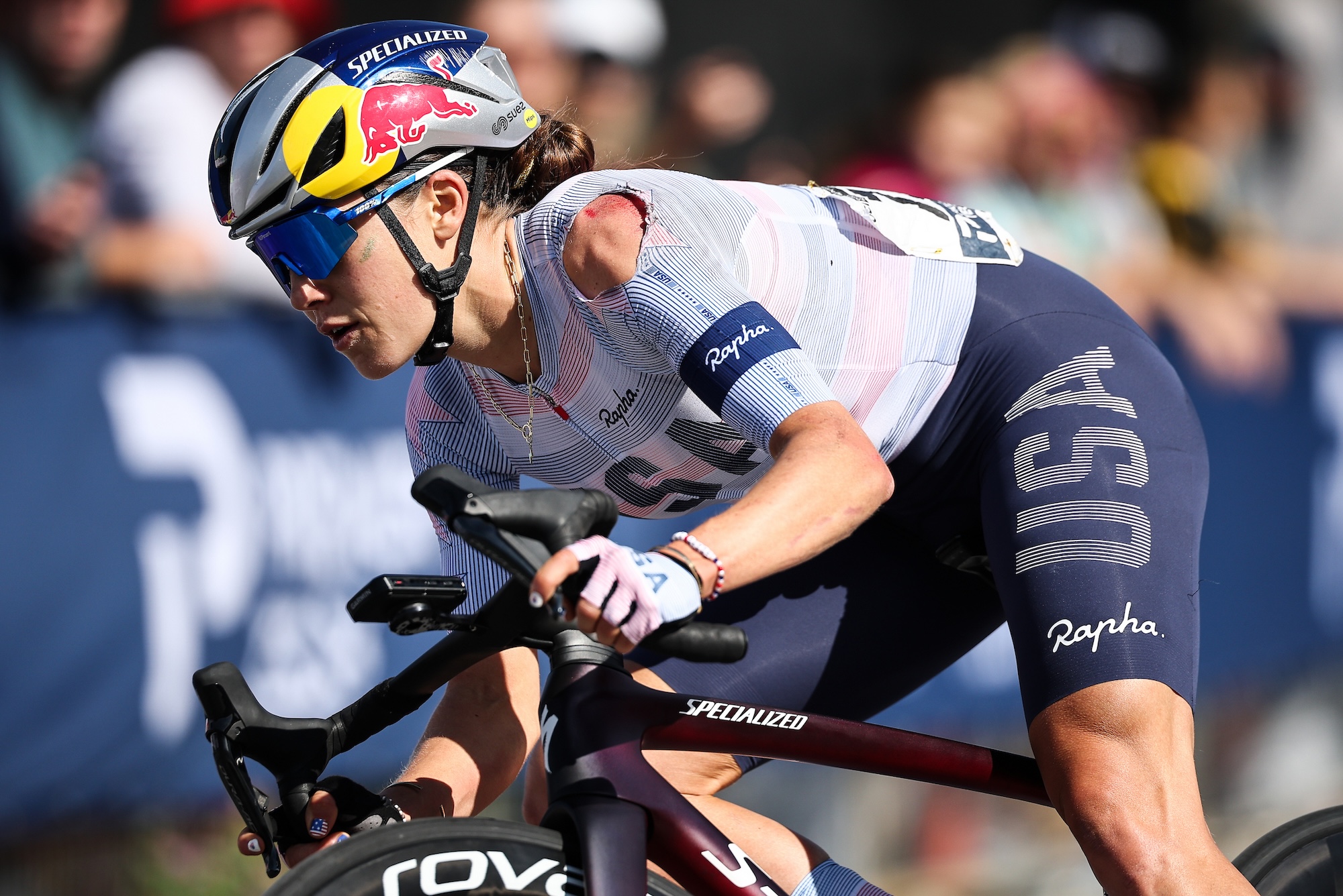 En la Women Elite Road Race, Kate Courtney (EE. UU.) corrió dos vueltas con raspaduras por un accidente y luego abandonó