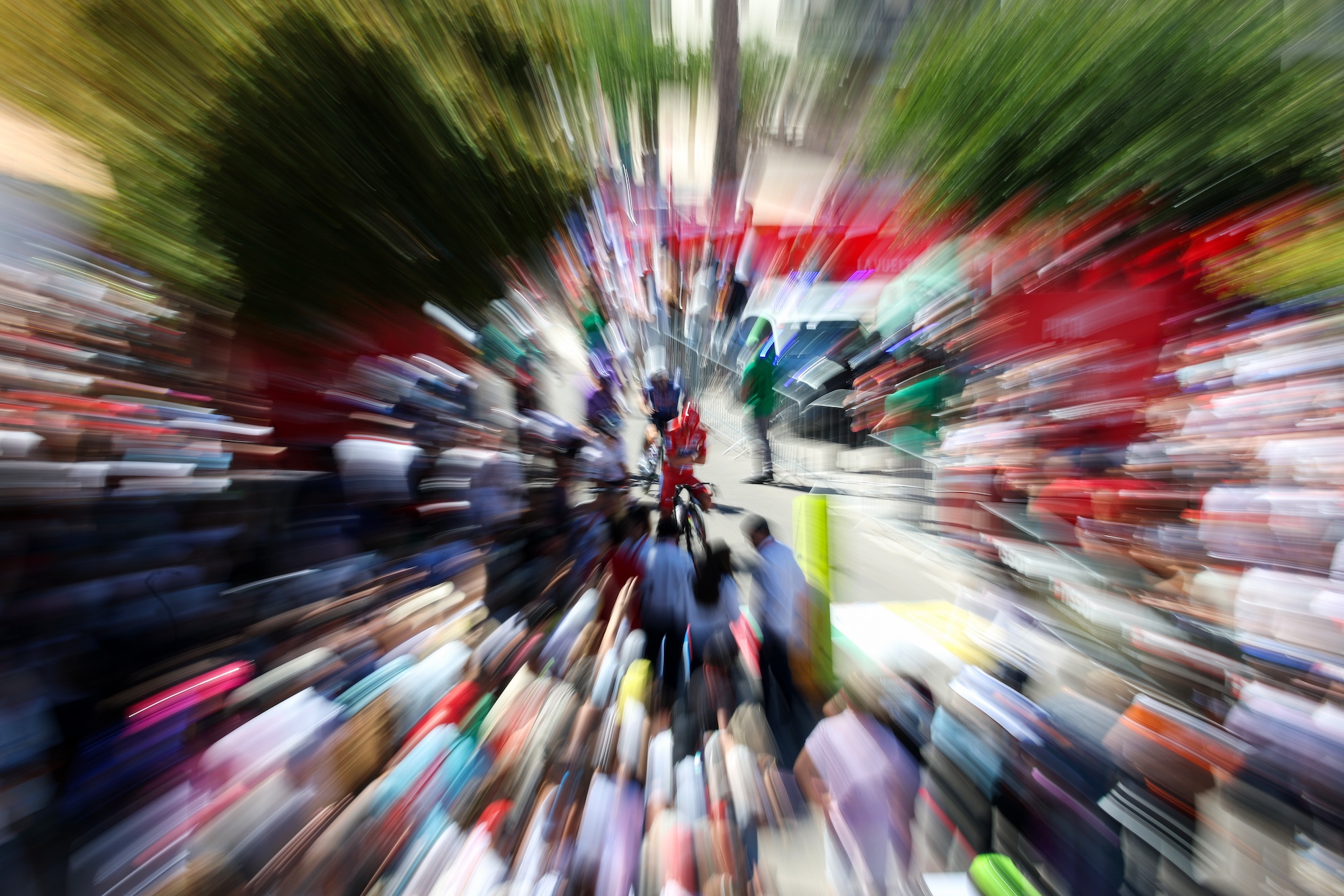 PUCOL, ESPAÑA - 29 DE AGOSTO: Vista detallada de Tadej Pogacar de Eslovenia y UAE Team Emirates XRG - Red Leader Jersey antes de La Vuelta - 81.ª Vuelta a España 2026, Etapa 8, una etapa de 171 km desde Pucol a Xeraco / #UCIWT / el 29 de agosto de 2026 en Pucol, España. (Foto de Alexander Hassenstein/Getty Images)