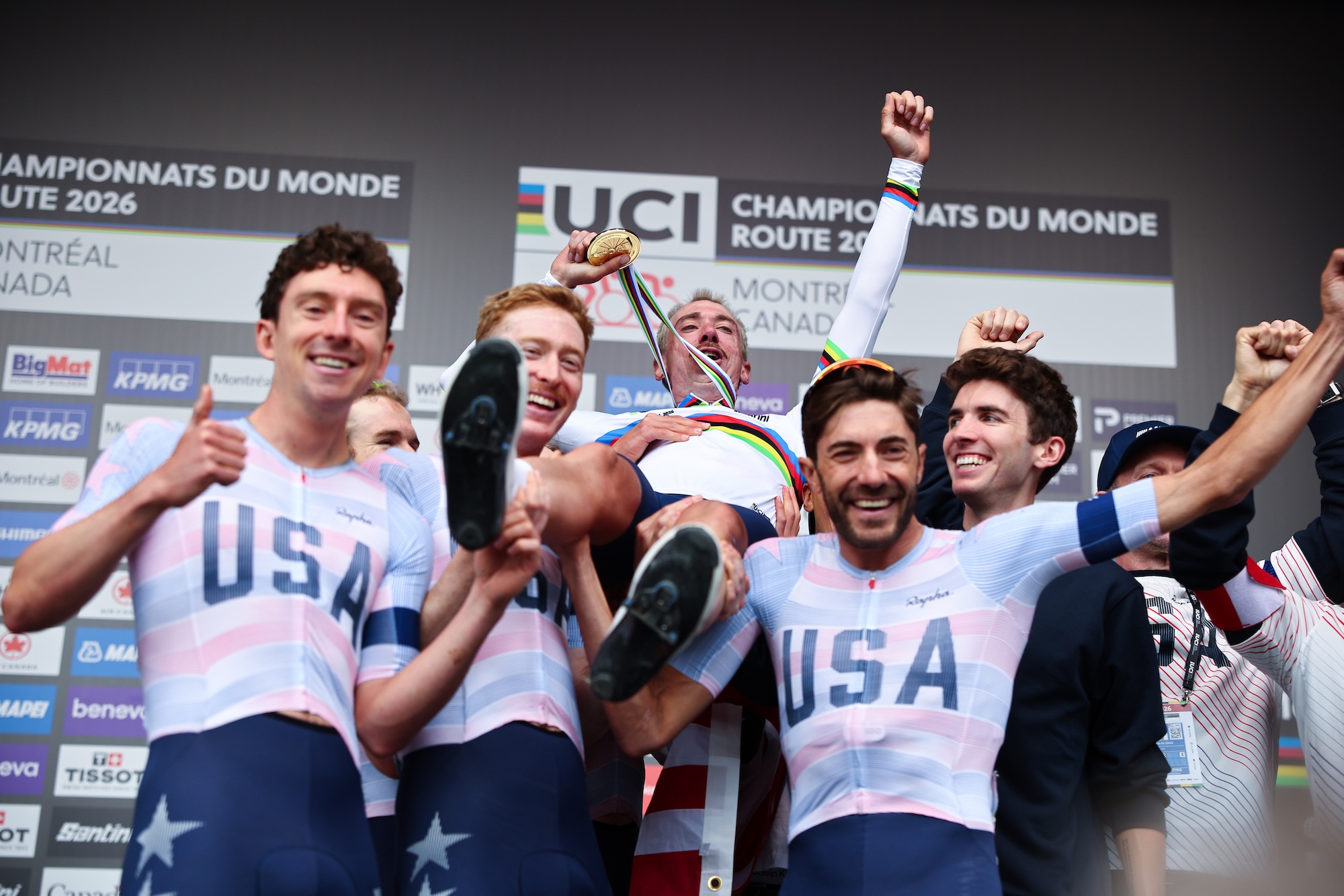 Foto de Alex Whitehead/SWpix.com - 27/09/2026 - Ciclismo - Campeonato Mundial de Carretera UCI 2026 - Montreal, Canadá - Carrera de Elite masculina - Brandon Mcnulty (EE.UU.) celebra ganar para convertirse en Campeón del Mundo con compañeros de equipo en el podio