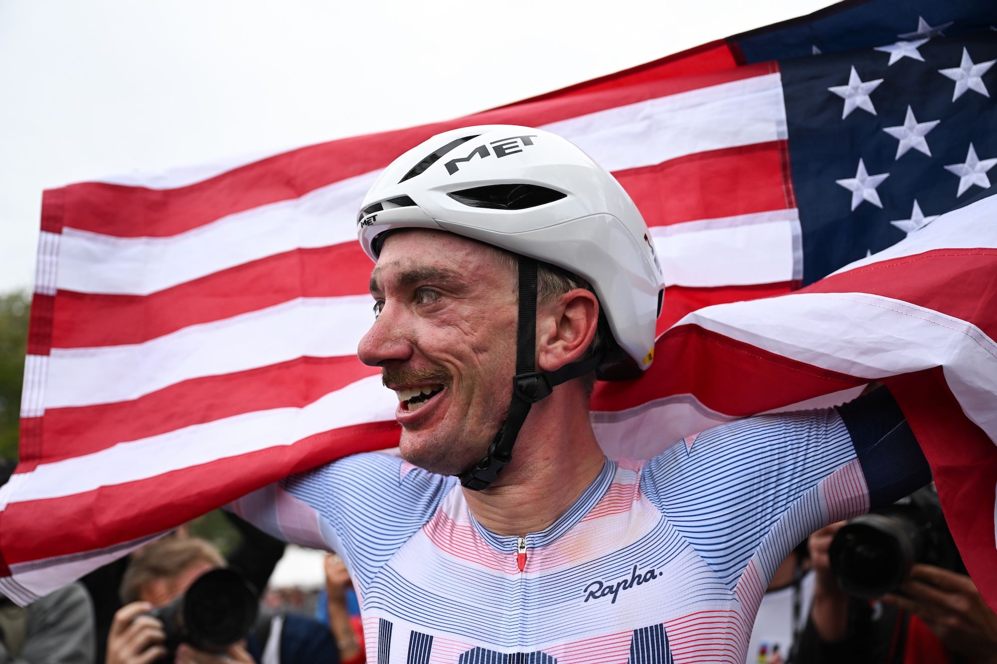 'Espero haberlo hecho sentir orgulloso': el nuevo campeón mundial Brandon McNulty reconoce la ausencia del dos veces ganador Tadej Pogačar y mantiene el arcoíris dentro del equipo de los EAU