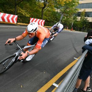 'Correr sin auriculares siempre es la mejor carrera': Mathieu van der Poel consigue el bronce en una caótica carrera mundial en ruta en Montreal