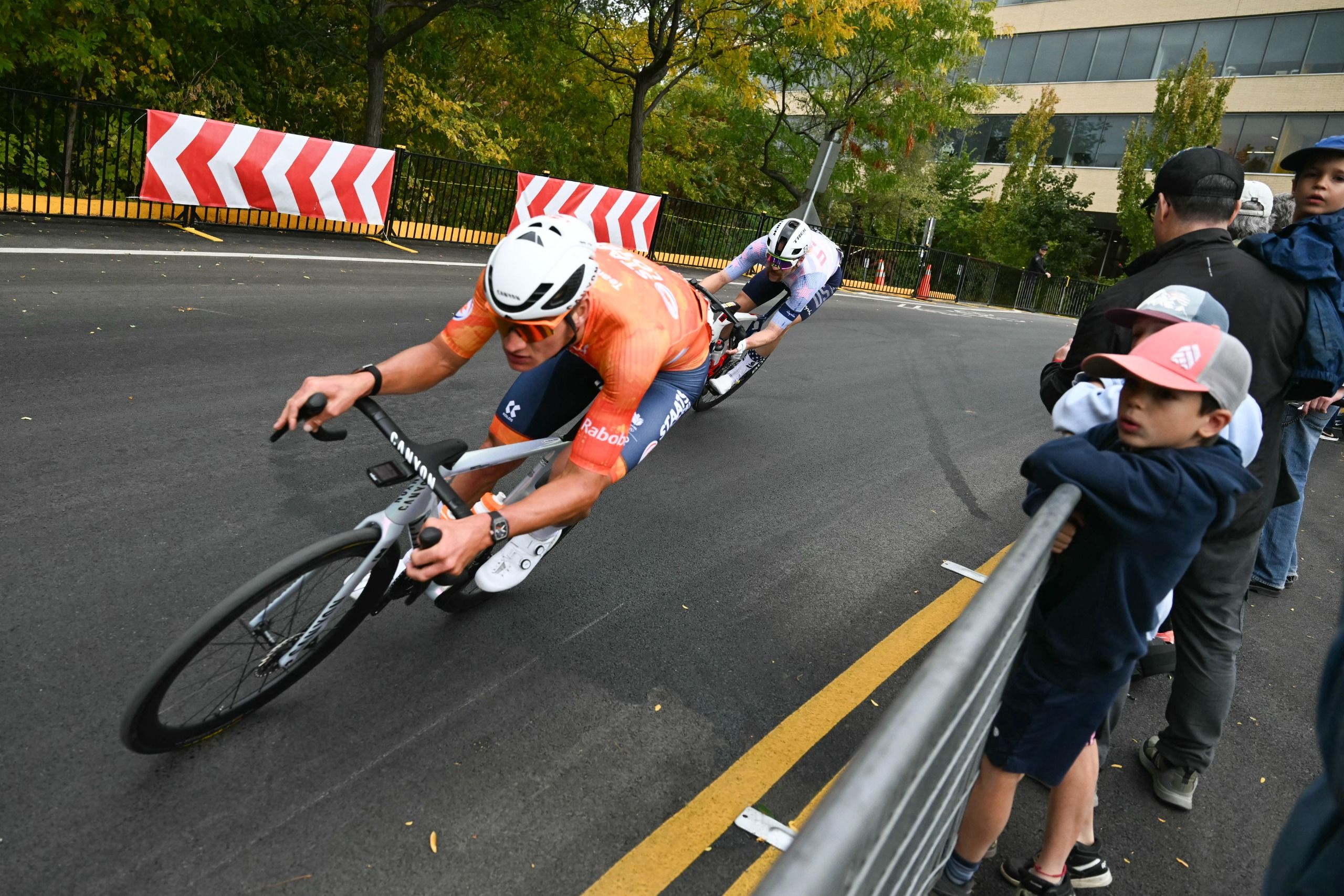 'Correr sin auriculares siempre es la mejor carrera': Mathieu van der Poel consigue el bronce en una caótica carrera mundial en ruta en Montreal