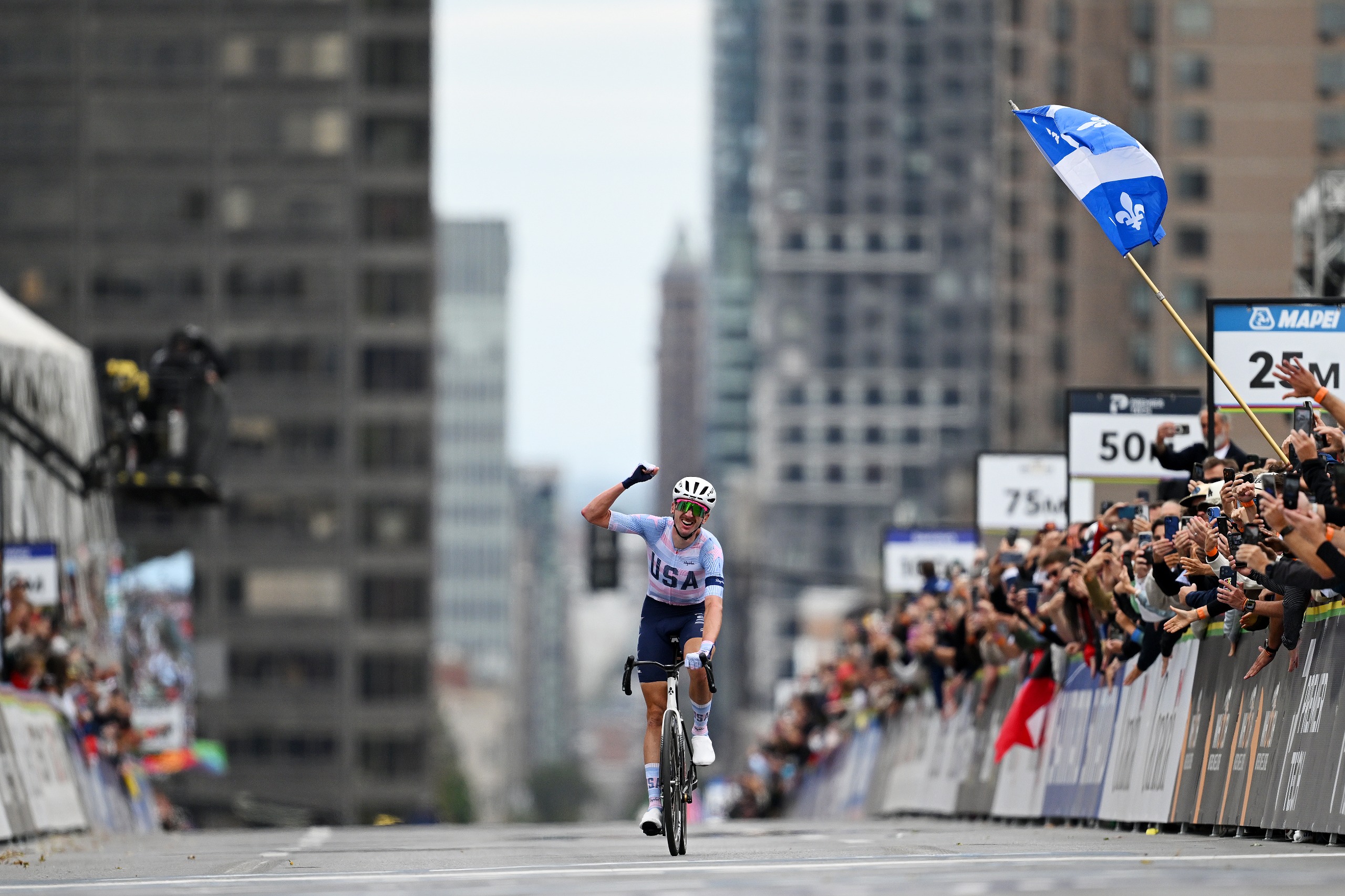 MONTREAL, QUEBEC - 27 DE SEPTIEMBRE: Brandon McNulty y el equipo de Estados Unidos celebran en la línea de meta como ganador de la medalla de oro durante el 99.o Campeonato Mundial de Ruta UCI Montreal 2026 - Carrera de élite masculina en ruta, una carrera de un día de 273,4 km desde Brossard a Montreal el 27 de septiembre de 2026 en Montreal, Quebec. (Foto de Dario Belingheri/Getty Images)
