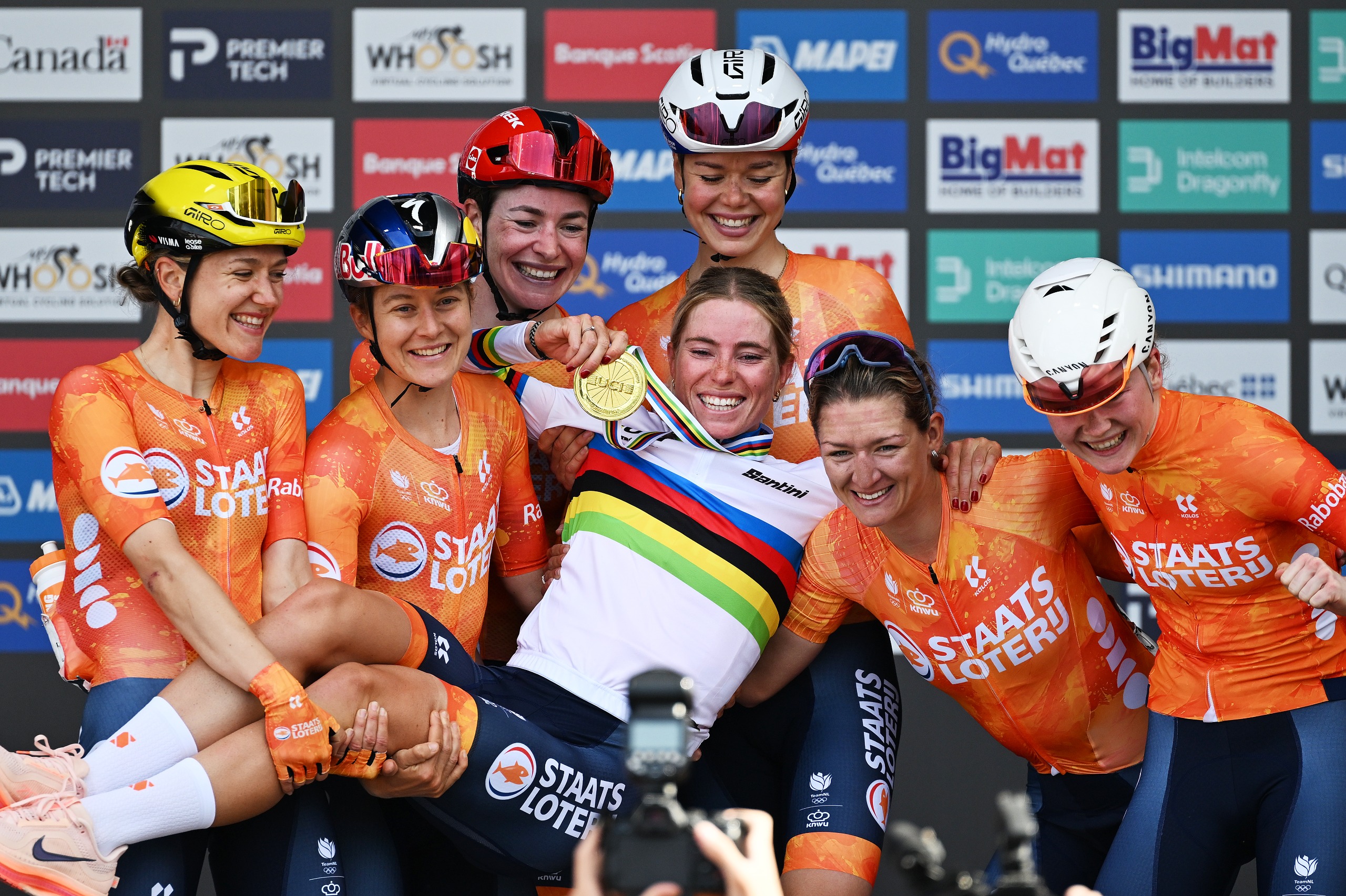 Los ciclistas holandeses mantienen a Demi Vollering con su maillot arcoíris en el podio del mundial de ruta de 2026