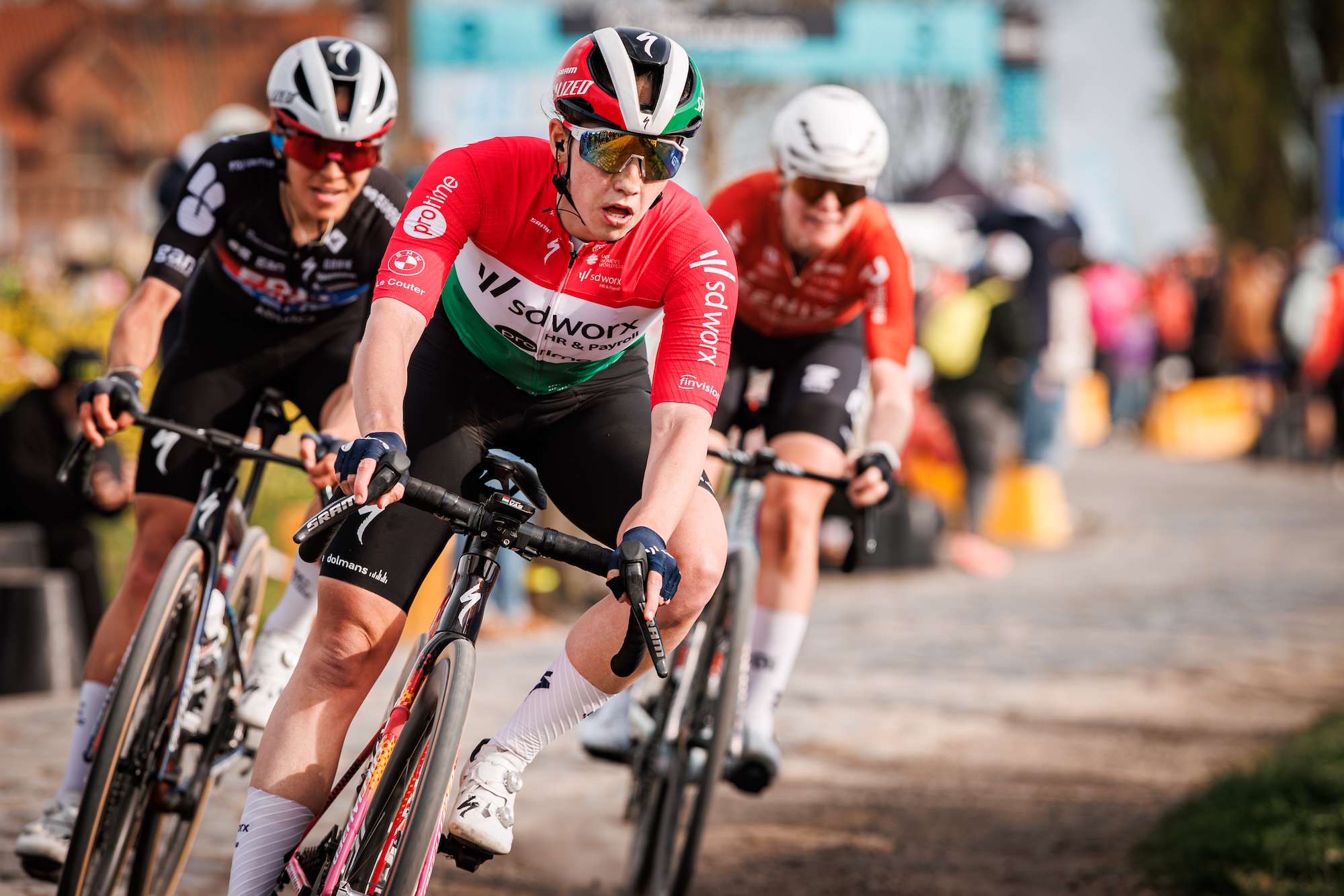 PARÍS, FRANCIA - 12 DE ABRIL: Blanka Vas del equipo SD Worx - Protime de Hungría, Charlotte Kool de Fenix ​​Premier Tech de Holanda, Celia Gery de FDJ United Suez de Francia durante el partido entre Paris v Roubaix Women Elite en París el 12 de abril de 2026 en París, Francia (Foto de Pim Waslander/Soccrates/Getty Images)