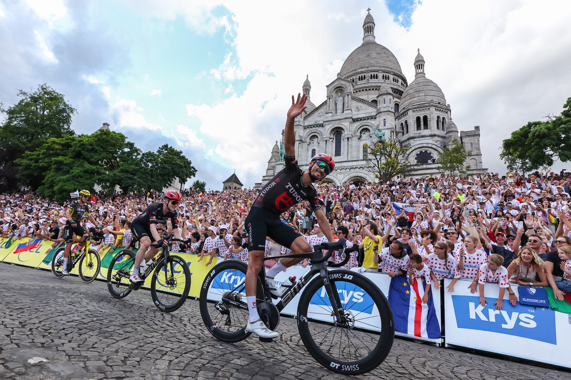 Julian Alaphilippe (Tudor Pro Cycling) saluda a los aficionados al pasar por la Basílica del Sagrado Corazón en la etapa 21 del Tour de Francia de este año.