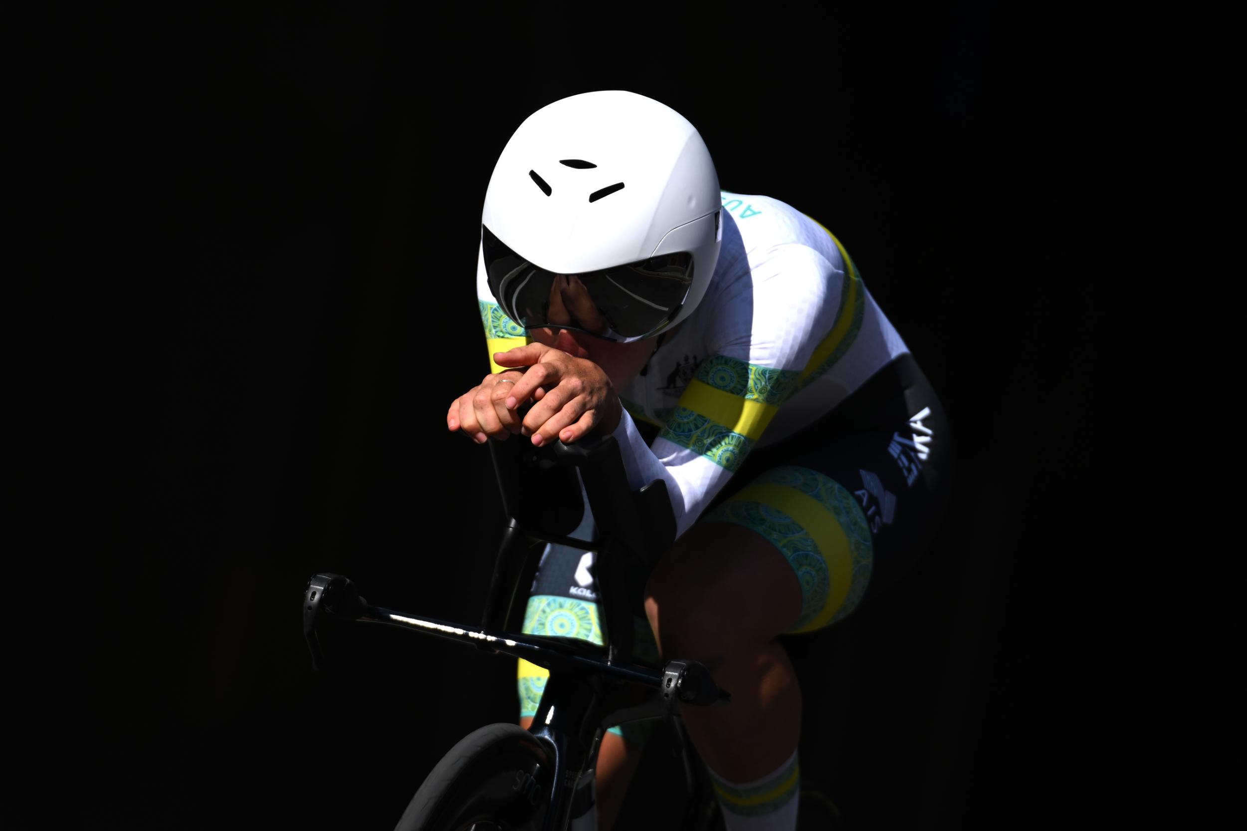 Felicity Wilson-Haffenden dispara de frente durante la contrarreloj femenina sub-23 del Campeonato Mundial de Ruta 2026