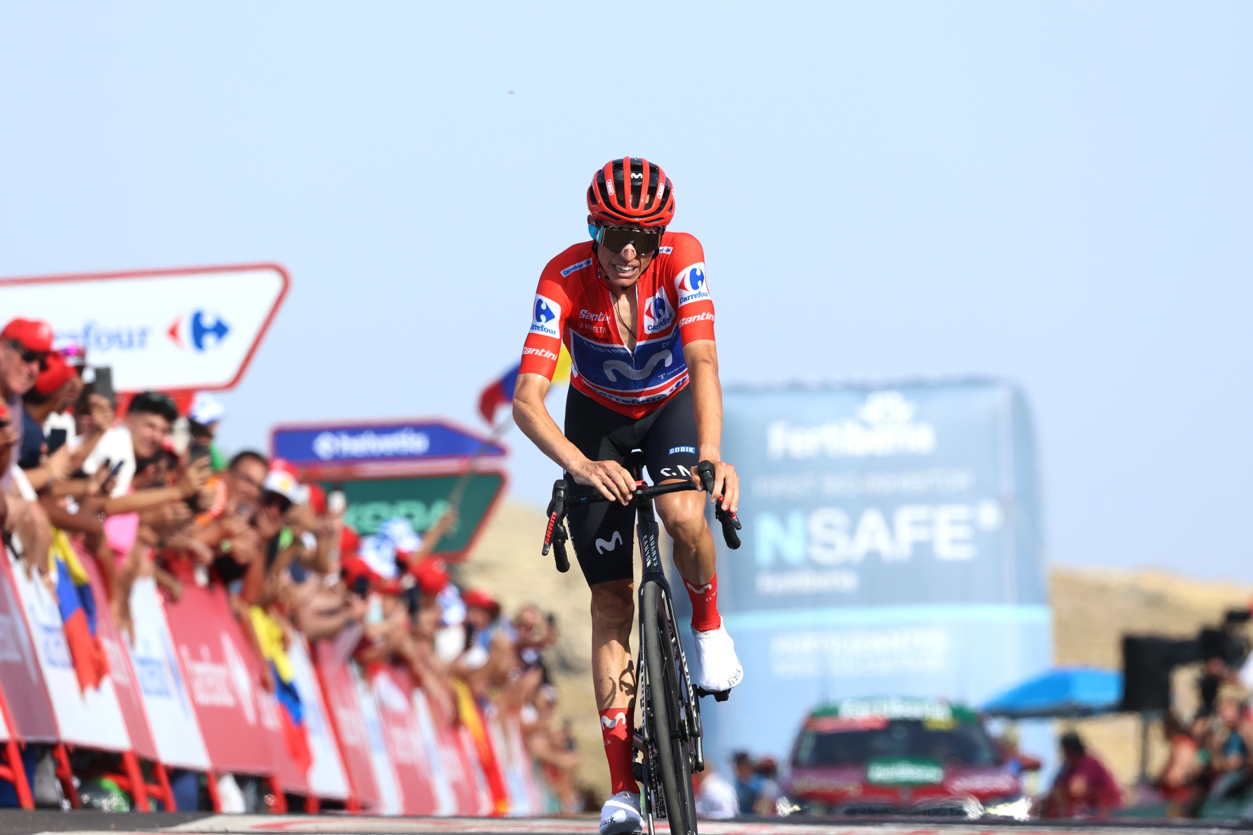 Enric Mas finaliza la etapa 12 de la Vuelta a España con el maillot rojo