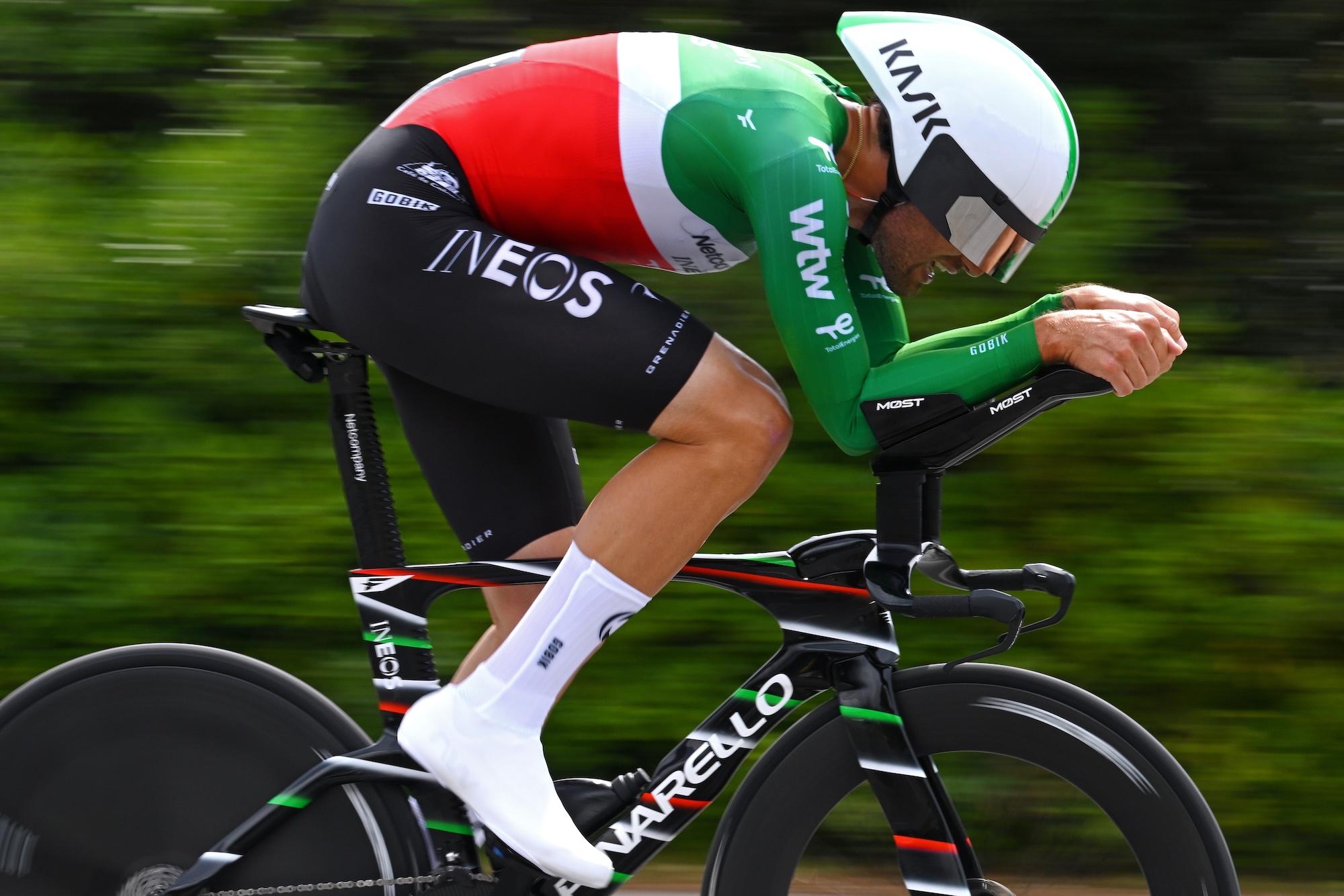MASSA, ITALIA - 19 DE MAYO: Filippo Ganna de Italia y el equipo ciclista Netcompany INEOS compiten durante el 109.º Giro d'Italia 2026, etapa 10, una etapa de contrarreloj individual de 42 km desde Viareggio a Massa / #UCIWT / el 19 de mayo de 2026 en Massa, Italia. (Foto de Tim de Waele/Getty Images)