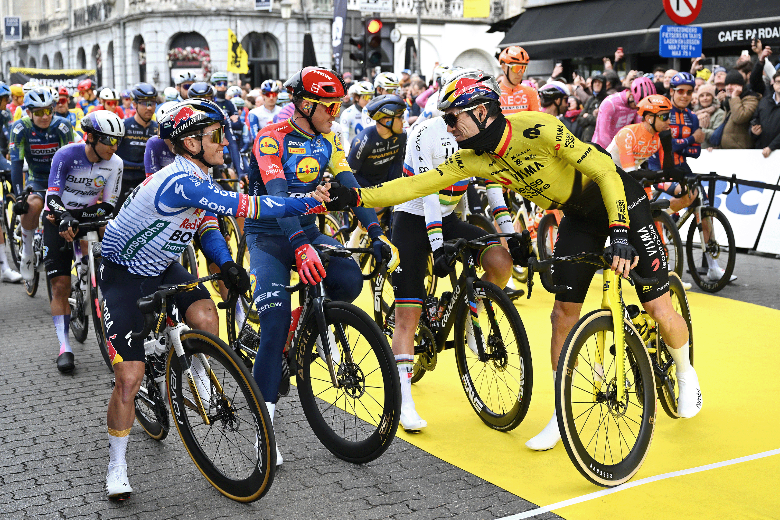 Remco Evenepoel y Wout van Aert se dan la mano en la línea de salida del Tour de Flandes 2026