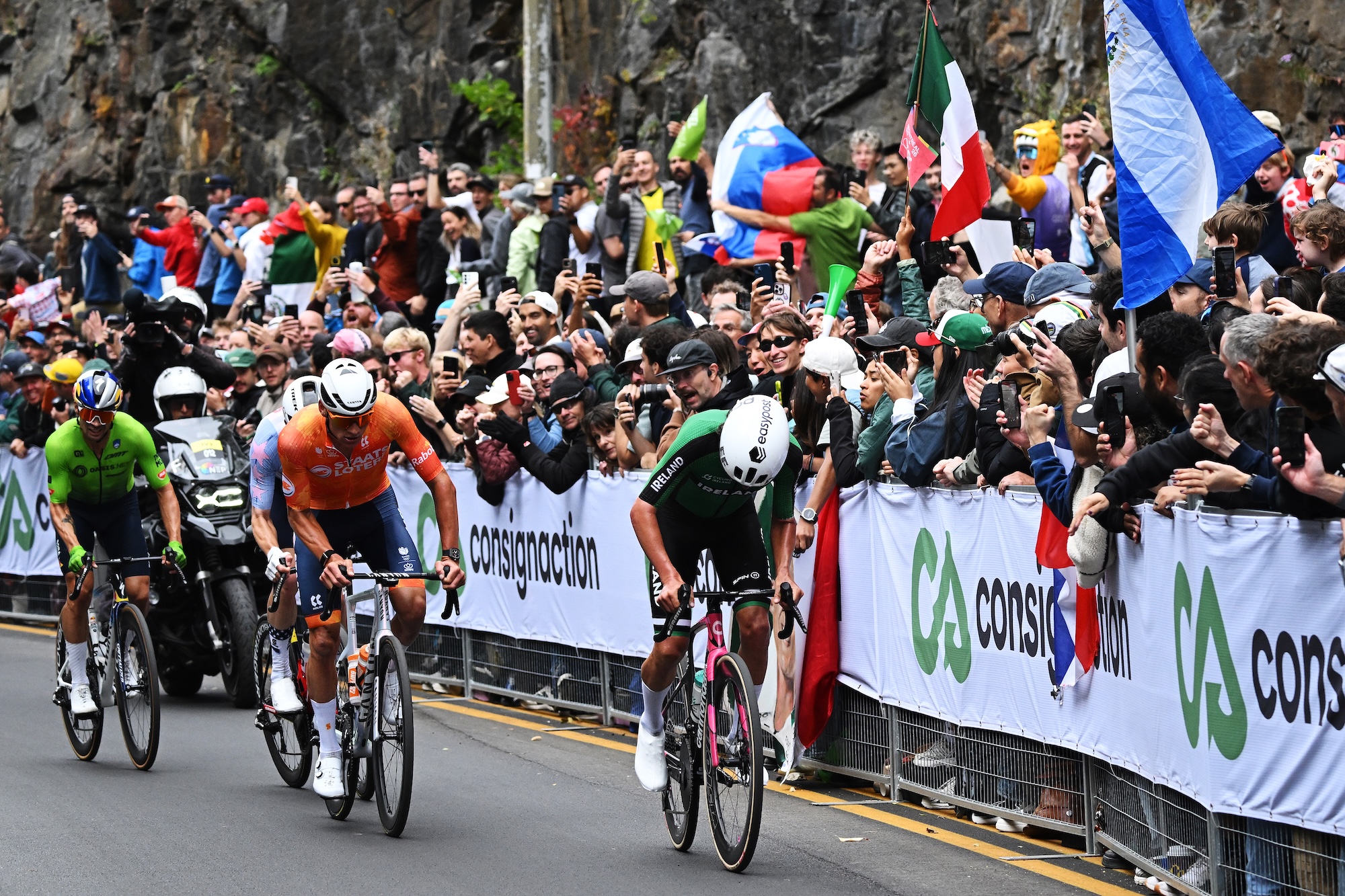 Ben Healy, Mathieu van der Poel y Primoz Roglic en el Mundial de Montreal