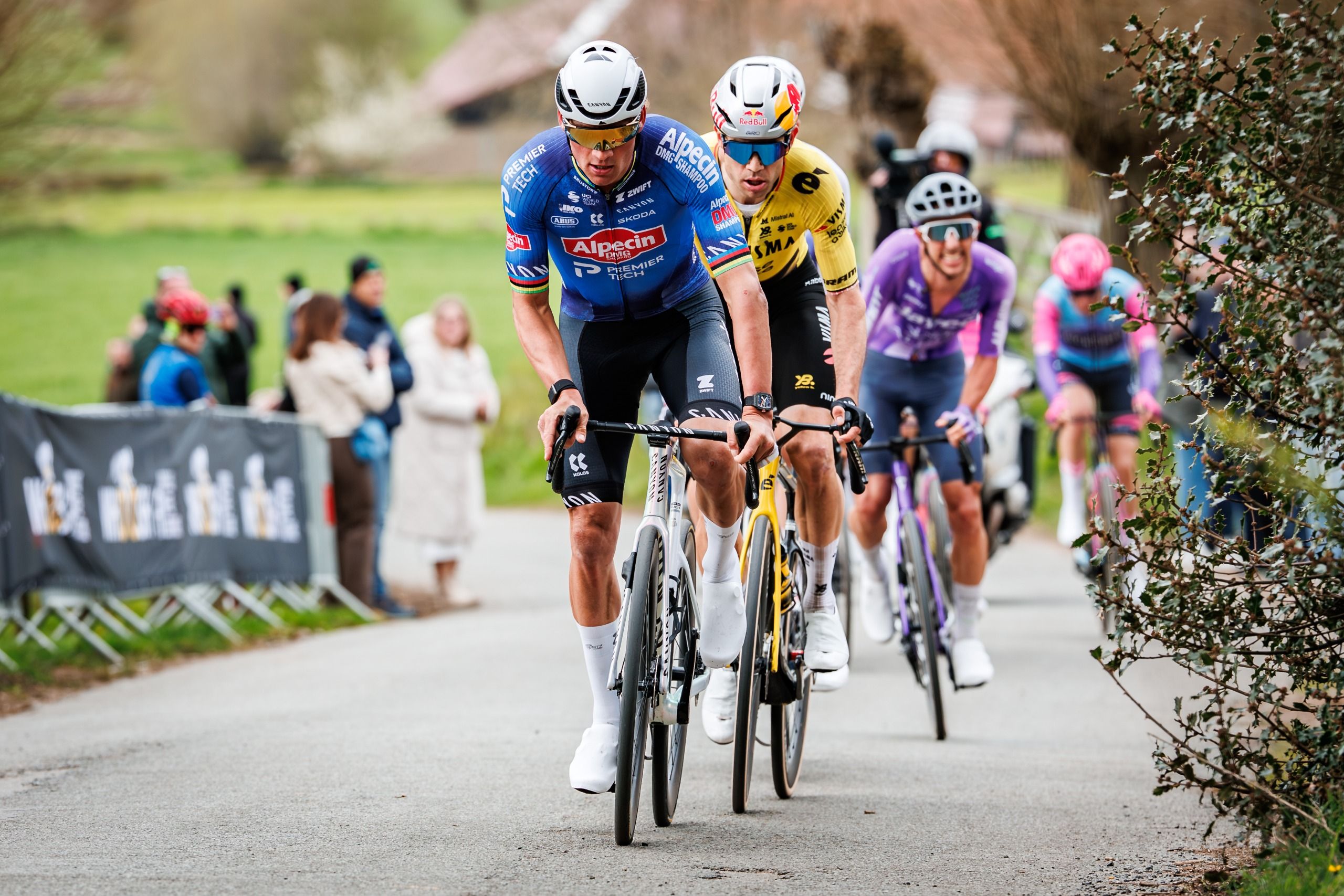 'No creo que eso en solitario cambie mucho': Modest Mathieu van der Poel y Wout van Aert no se preocupan por el desfase horario mientras se dirigen tarde al Campeonato Mundial en Canadá