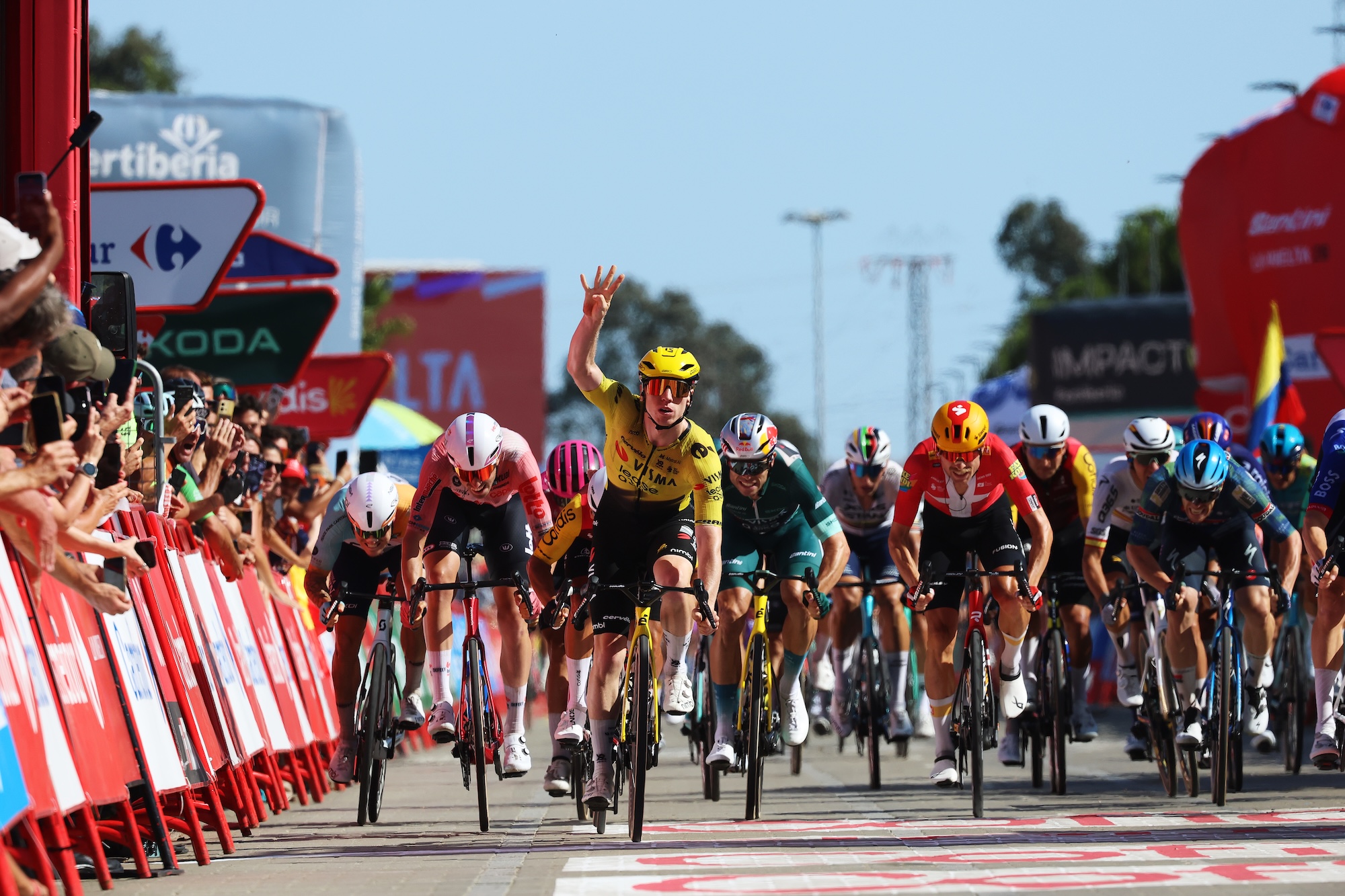 PALOS DE LA FRONTERA, ESPAÑA - 08 DE SEPTIEMBRE: Matthew Brennan de Gran Bretaña y Team Visma | Lease a Bike celebra en la línea de meta como ganador de etapa durante La Vuelta - 81a Vuelta a España 2026, Etapa 16, una etapa de 181,1 km desde Cortegana hasta Monasterio de La Rábida - Palos de la Frontera / #UCIWT / el 8 de septiembre de 2026 en Palos de la Frontera, España. (Foto de Alexander Hassenstein/Getty Images)
