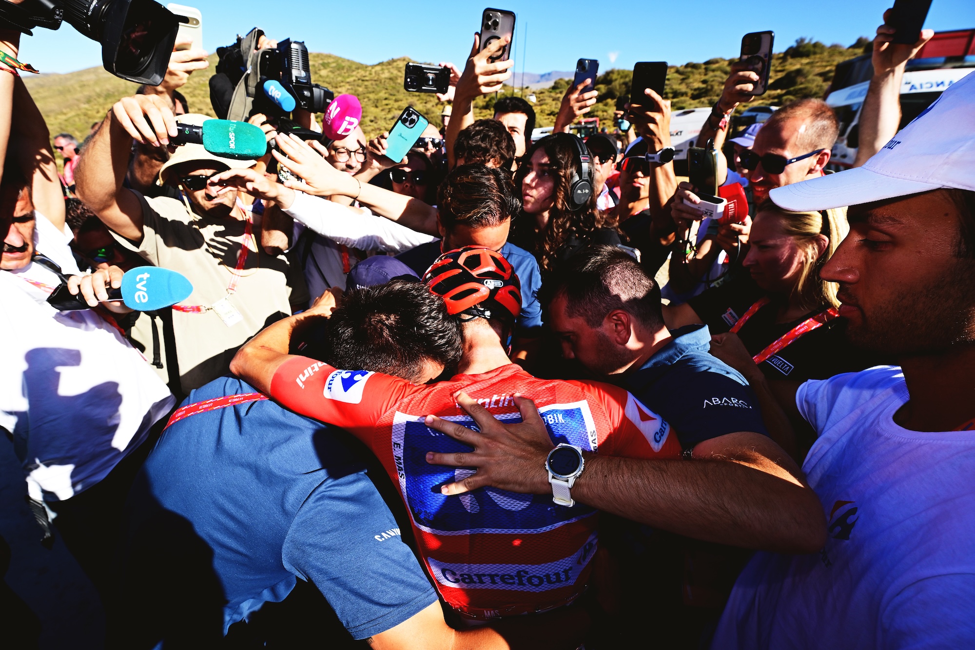 El líder de la general final, Enric Mas, celebra con su equipo tras la 20ª etapa de La Vuelta