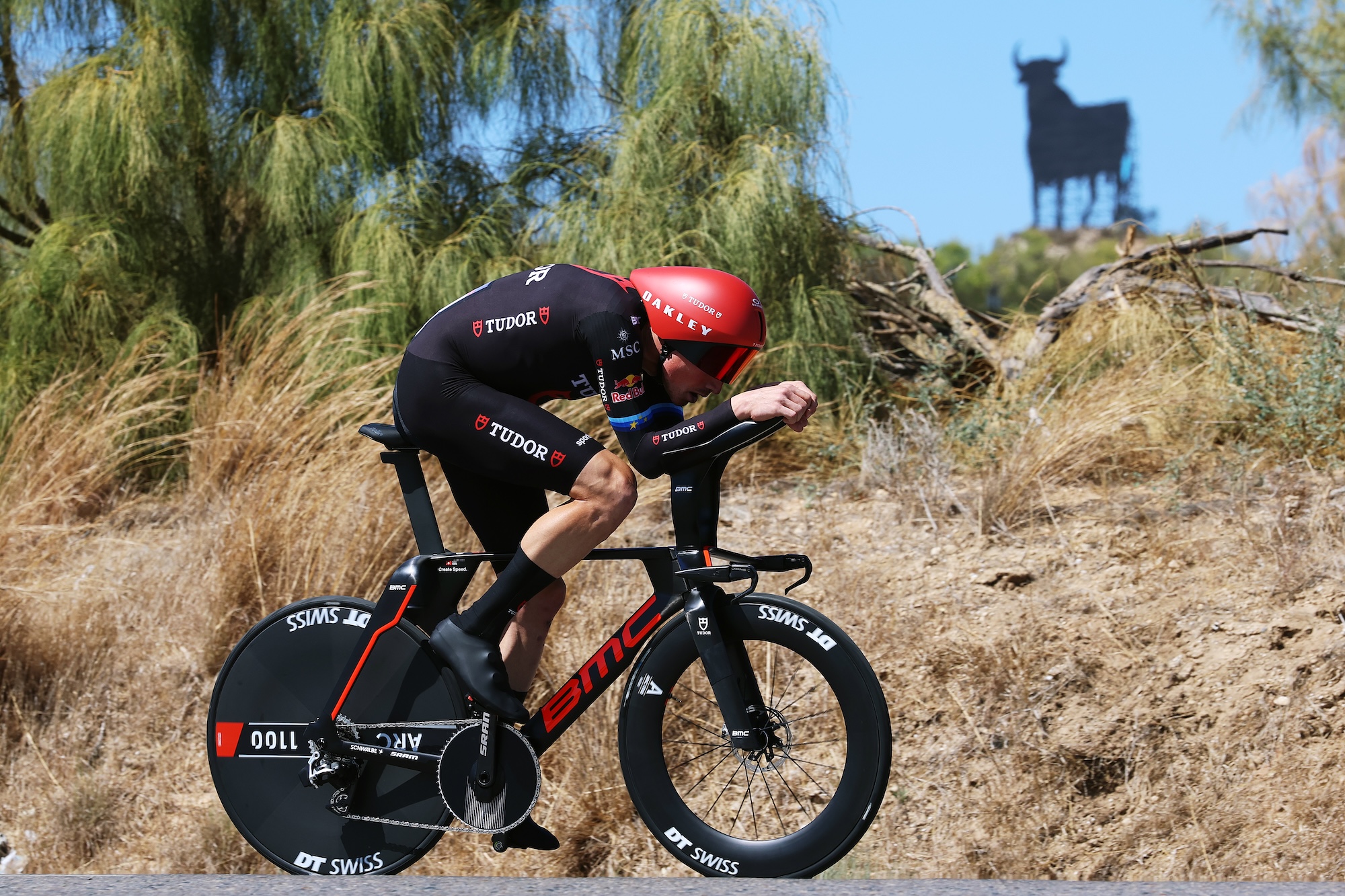 Stefan Küng de Tudor Pro Cycling compite durante la contrarreloj de La Vuelta en la etapa 18