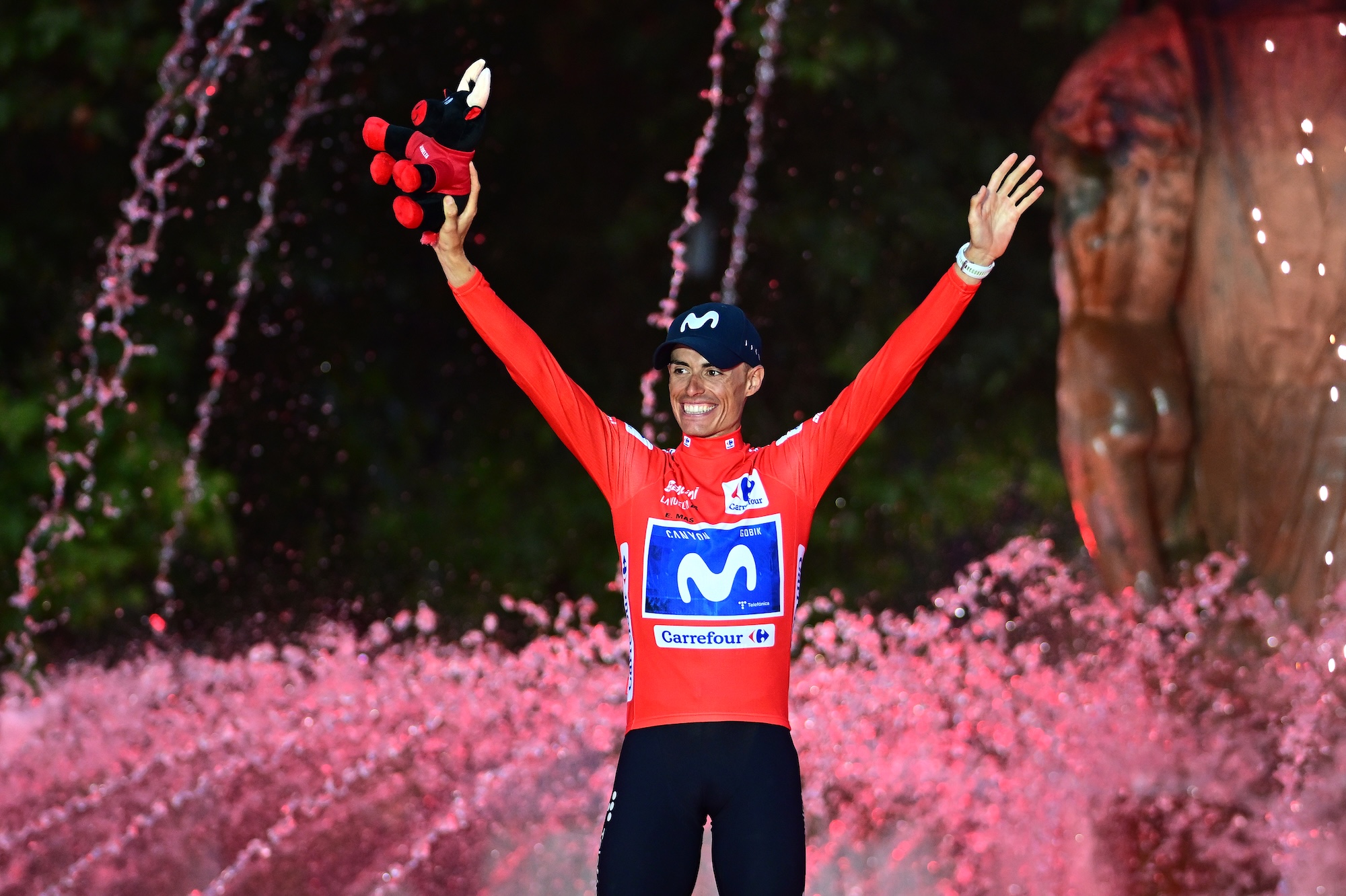 Enric Mas celebra en el podio como ganador de La Vuelta 2026