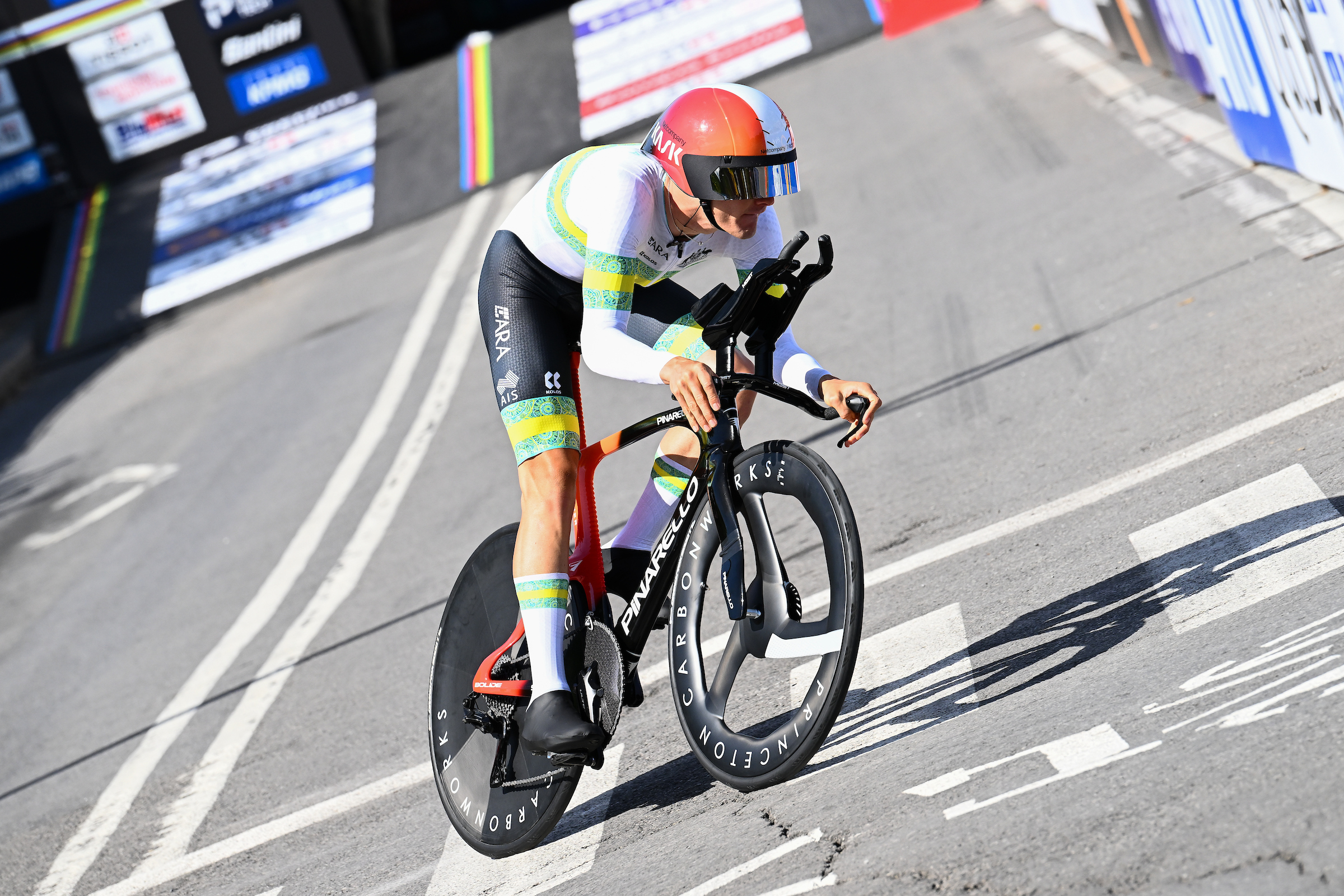 Cameron Rogers (Australia) baja por la rampa para su fatídica contrarreloj sub-23 en el Campeonato Mundial de Ruta UCI en 2026.