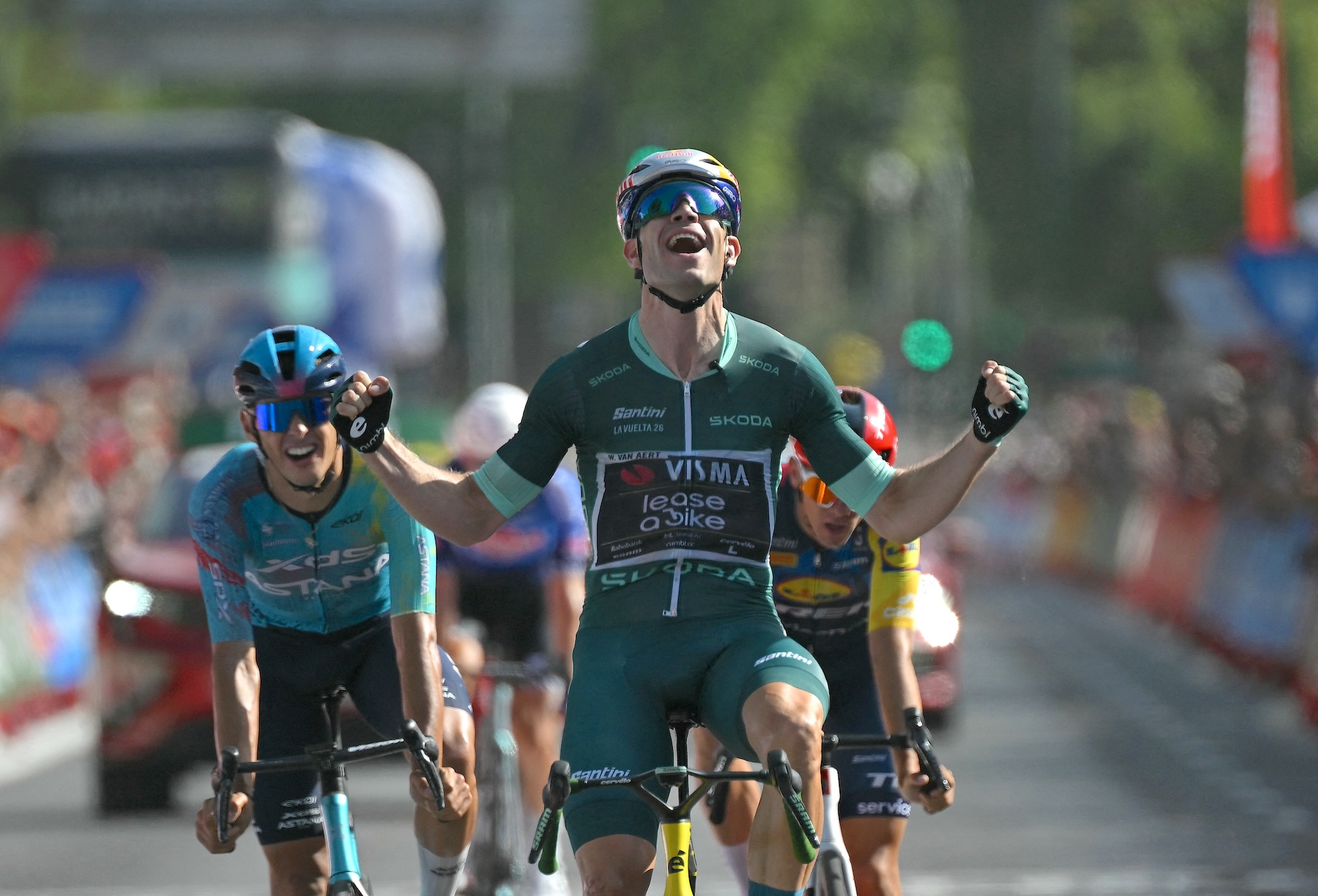 Wout van Aert (Visma-Lease a Bike) celebra ganar la etapa 15 con una escapada de cinco corredores hacia Córdoba