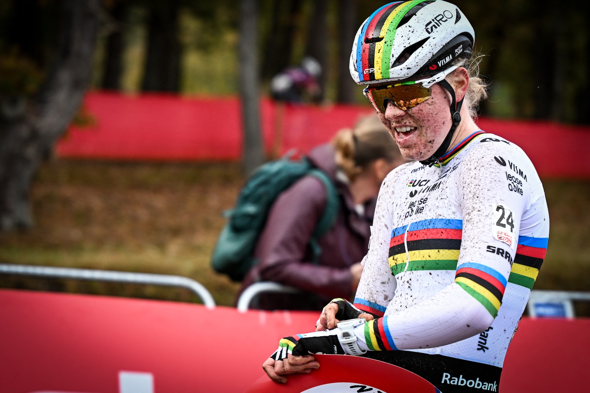 La holandesa Fem Van Empel celebra mientras cruza la línea de meta para ganar la carrera femenina de élite de Exact Cross, etapa 3 (de 7) en la competencia de ciclocross Exact Cross, en Heerde, el sábado 25 de octubre de 2025. BELGA FOTO DAVID PINTENS (Foto de DAVID PINTENS / BELGA MAG / Belga vía AFP)