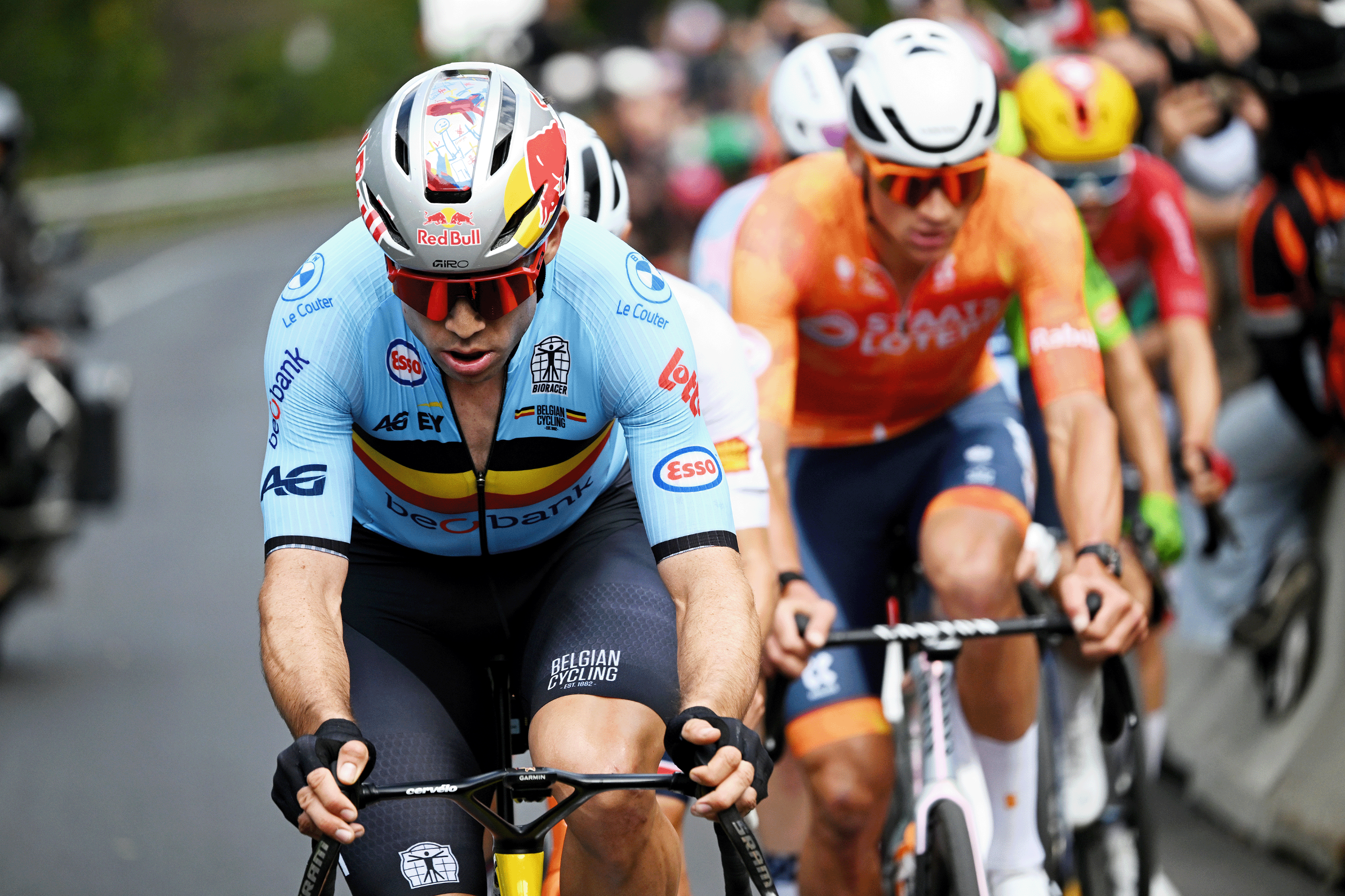 MONTREAL, QUEBEC - 27 DE SEPTIEMBRE: Wout Van Aert y el equipo de Bélgica compiten en el grupo de persecución durante el 99.o Campeonato Mundial de Ruta UCI Montreal 2026 - Carrera de élite masculina en ruta, una carrera de un día de 273,4 km desde Brossard a Montreal el 27 de septiembre de 2026 en Montreal, Quebec. (Foto de Zac Williams - Piscina/Getty Images)