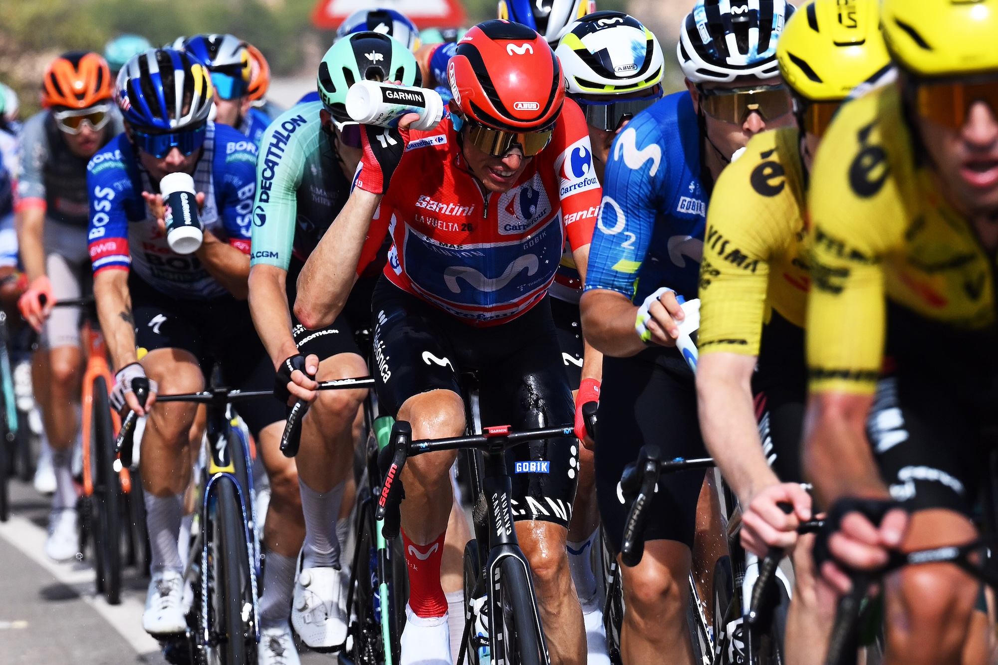 Los corredores de la Vuelta a España, incluido el líder de la carrera Enric Mas de Movistar, intentan refrescarse con agua
