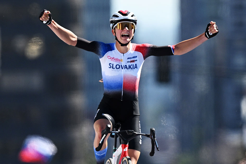 Viktoria Chladonova y el equipo de Eslovaquia celebran en la línea de meta su medalla de oro durante el 99º Campeonato Mundial de Ruta UCI Montreal 2026