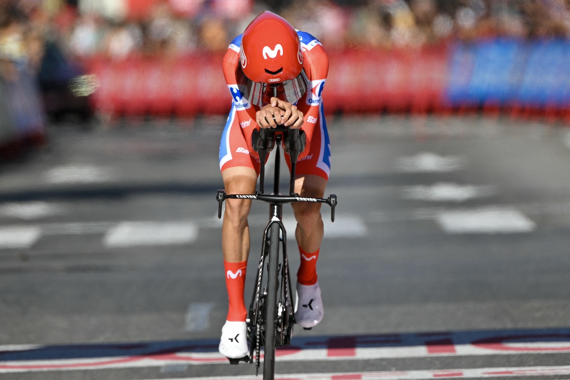 El español Enric Mas, líder de la general del Team Movistar, cruza la meta de la 18ª etapa de la Vuelta a España 2026