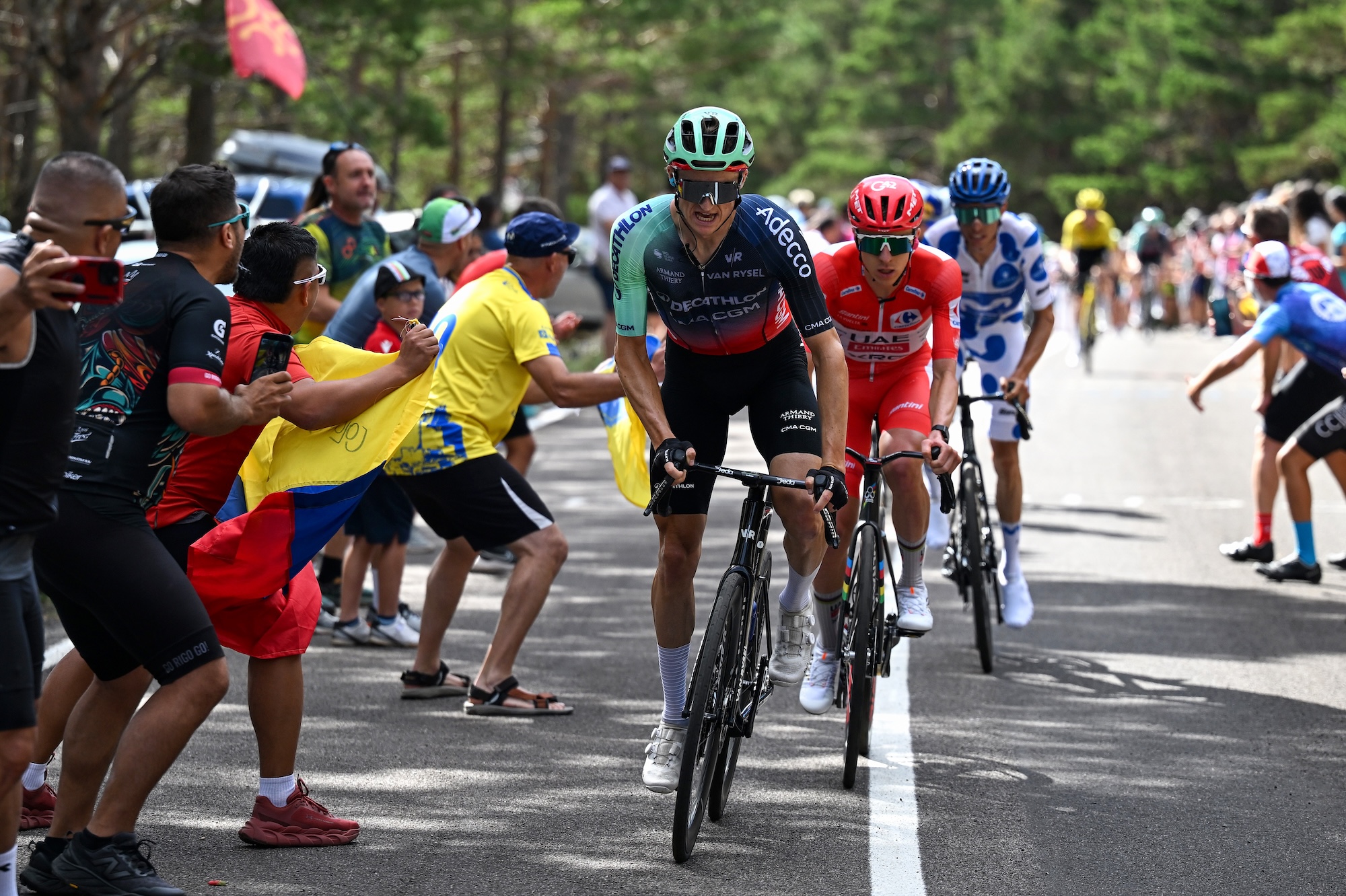 Felix Gall de Austria y Team Decathlon CMA CGM y Tadej Pogacar de Eslovenia y UAE Team Emirates XRG - Ataque de Red Leader Jersey durante La Vuelta - 81a Vuelta a España 2026
