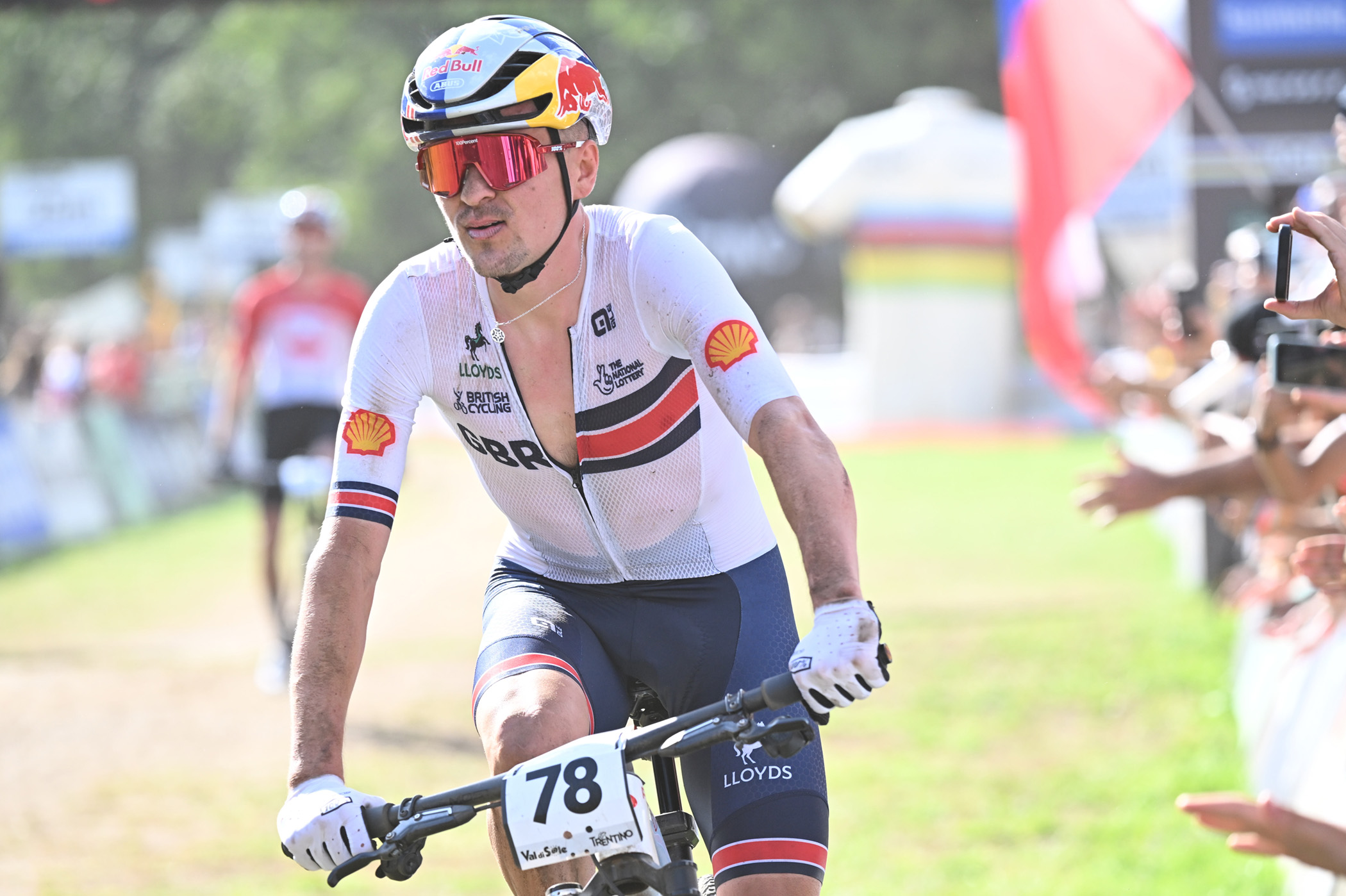(78) Thomas Tom Pidcock de Gran Bretaña ocupa el primer lugar durante el Campeonato Mundial UCI MTB - Val di Sole 2026 - XCO Olympic Cross-Country - Carrera de categoría Elite Men el 30 de agosto de 2026 Val di Sole, Trento Italia. (Foto de Roberto Tommasini/NurPhoto vía Getty Images)