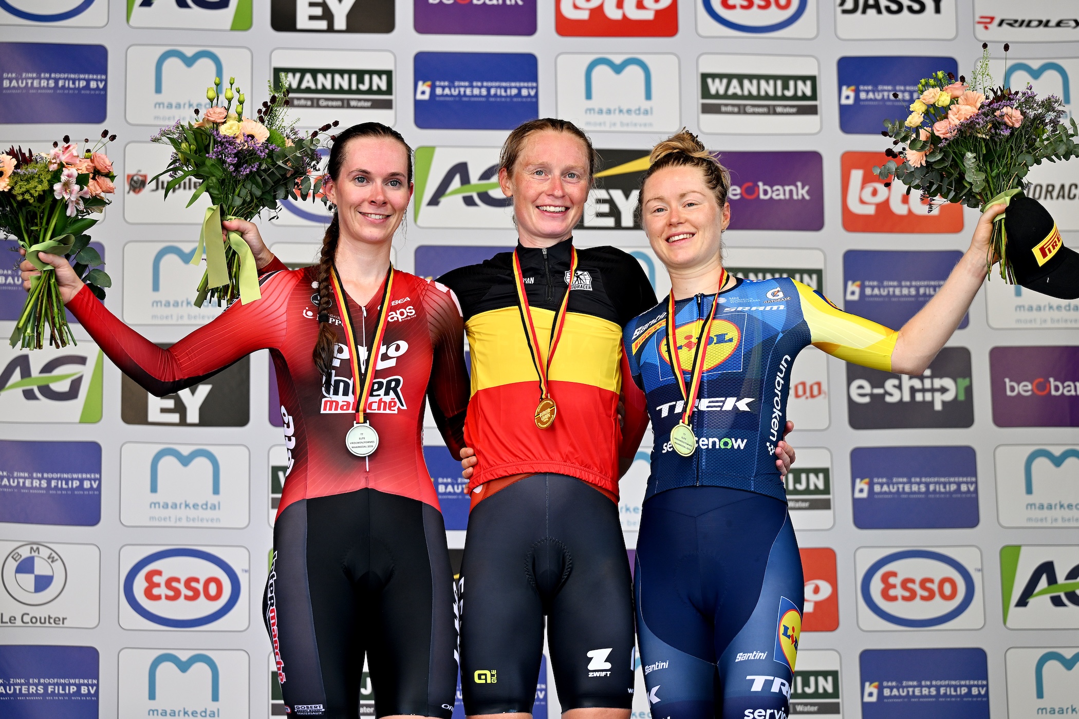 ETIKHOVE, BÉLGICA - JUNIO 26: La medallista de oro Lotte Claes de Bélgica (C), la medallista de plata Sandrine Tas de Bélgica (L) y la medallista de bronce Margot Vanpachtenbeke de Bélgica (R) posan en el podio durante el 107º Campeonato Nacional Bélgica 2026, contrarreloj individual femenino, una carrera de un día de 20,7 km de Etikhove a Etikhove / #UCIWWT/ el 26 de junio de 2026 en Etikhove, Bélgica. (Foto de Luc Claessen/Getty Images)