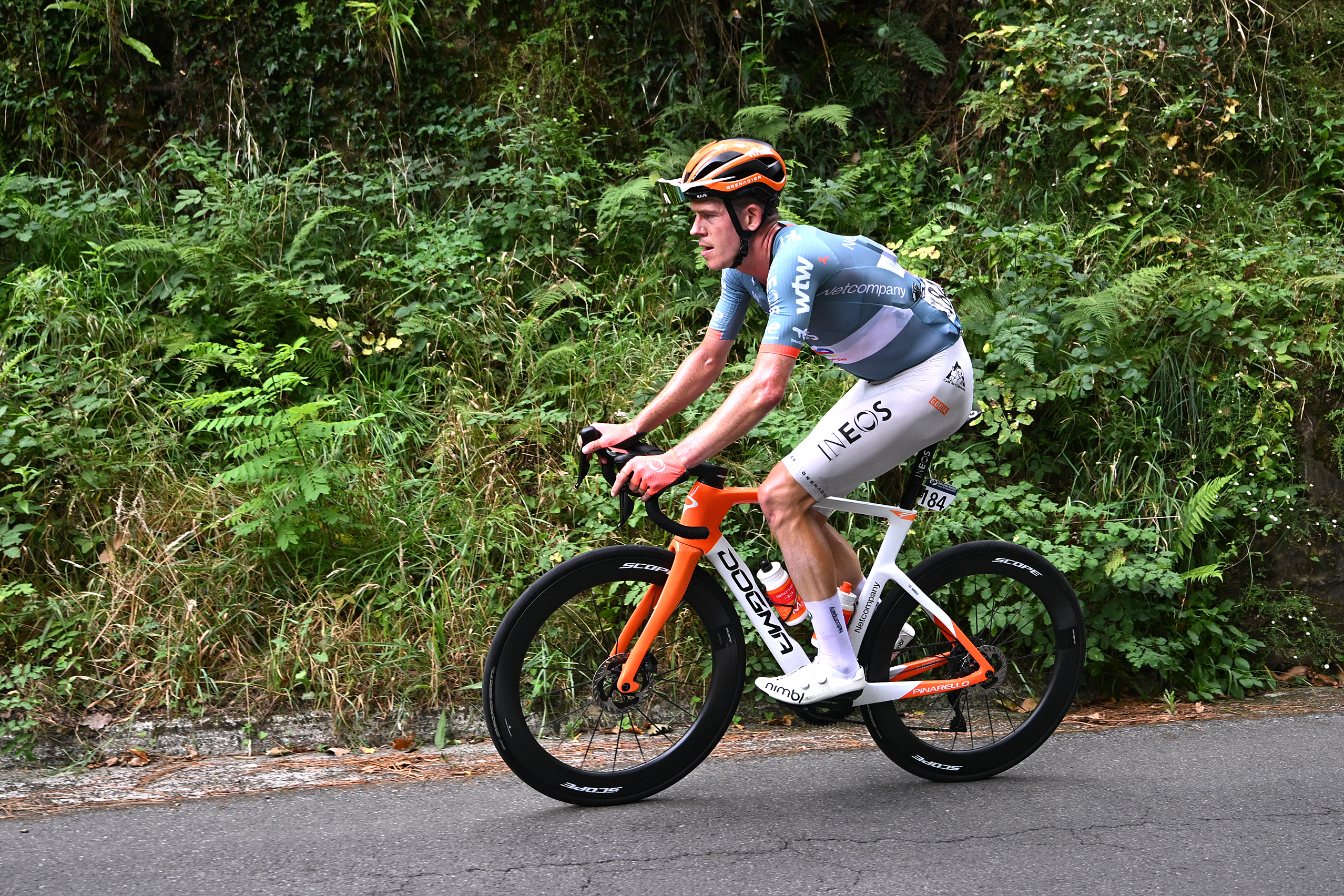Bob Jungels cabalgando durante la Clásica San Sebastián 2026