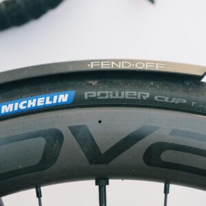 Compite con el Continental GP5000 en rendimiento, pero ahora cuesta la mitad de precio: el neumático Michelin Power Cup TLR tiene hasta un 39 % de descuento.