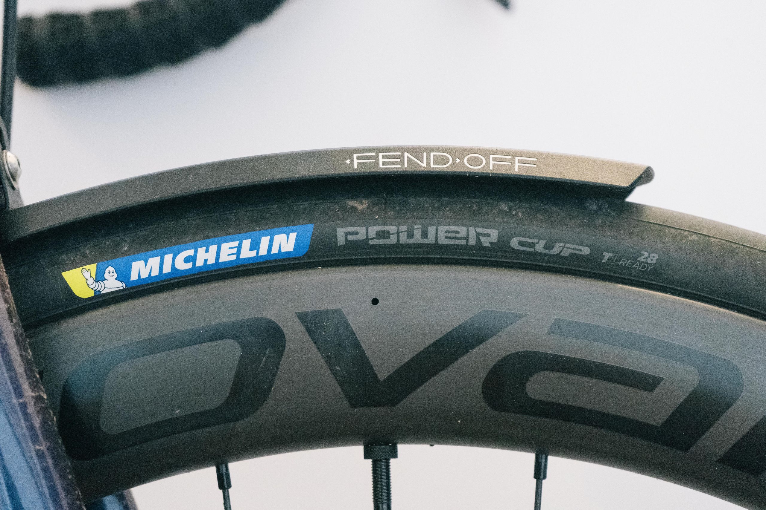 Compite con el Continental GP5000 en rendimiento, pero ahora cuesta la mitad de precio: el neumático Michelin Power Cup TLR tiene hasta un 39 % de descuento.
