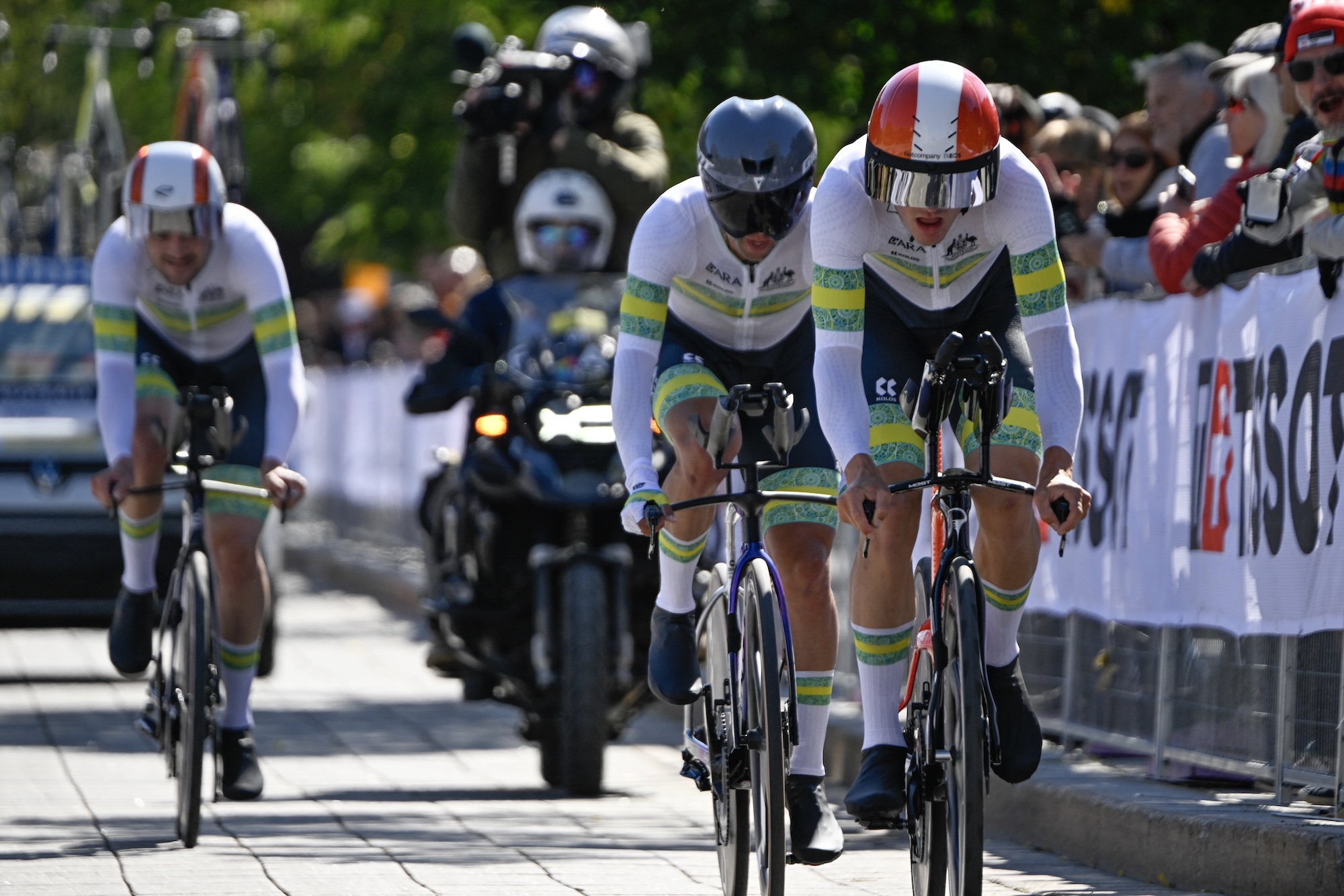 El equipo masculino de Australia compite en la contrarreloj por equipos de relevos mixtos durante el Campeonato Mundial de Ruta Union Cycliste Internationale (UCI) 2026 en Montreal