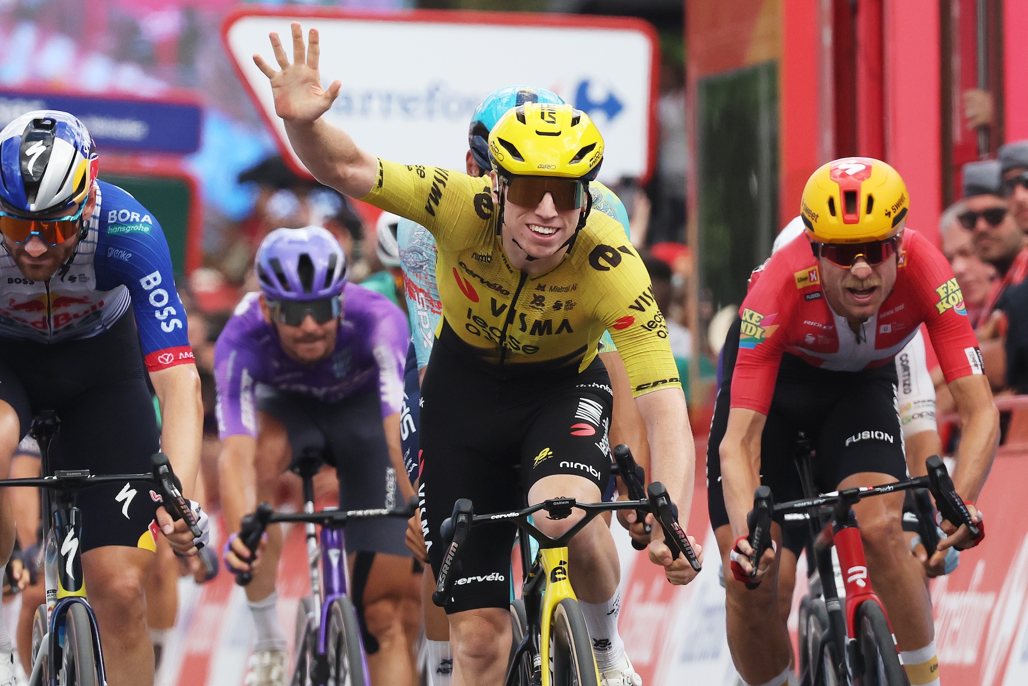 Matthew Brennan celebra con una quinta victoria en la etapa 17 de la Vuelta a España