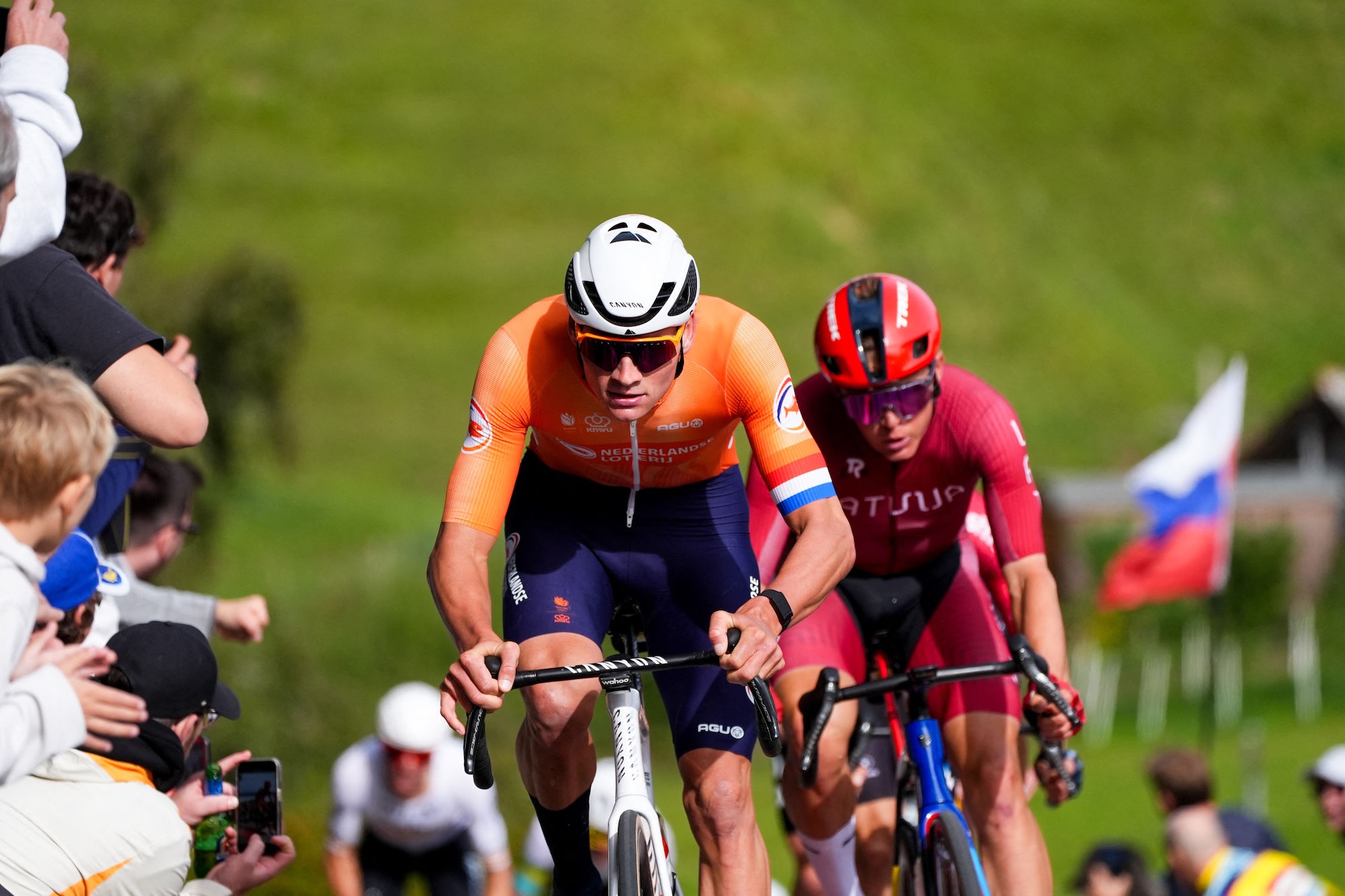 Países Bajos' Mathieu van der Poel compite en la prueba ciclista masculina Elite Road Race durante el Campeonato Mundial de Ruta UCI 2024, en Zurich, el 29 de septiembre de 2024. (Foto de Zac Williams / POOL / AFP) / -- IMAGEN RESTRINGIDA AL USO EDITORIAL - ESTRICTAMENTE NO USO COMERCIAL --