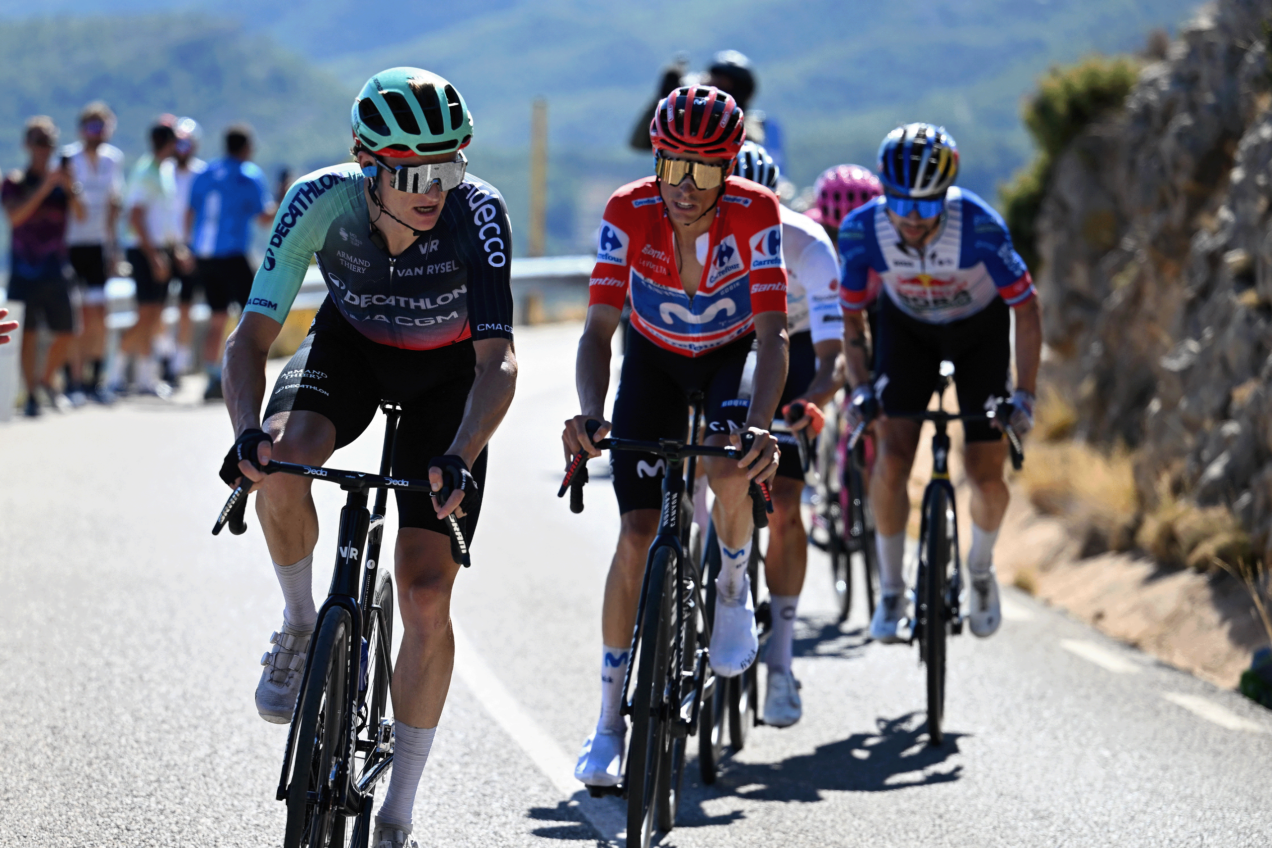 Félix Gall de Austria y Team Decathlon CMA CGM y Enric Mas de España y Movistar Team - Red Leader Jersey celebran en el podio como ganador de etapa durante La Vuelta - 81.ª Vuelta a España 2026, Etapa 9, una etapa de 187,4 km desde Villajoyosa hasta Alto de Aitana 1544m / #UCIWT / el 30 de agosto de 2026 en Alto de Aitana, España. (Foto de Tim de Waele/Getty Images)